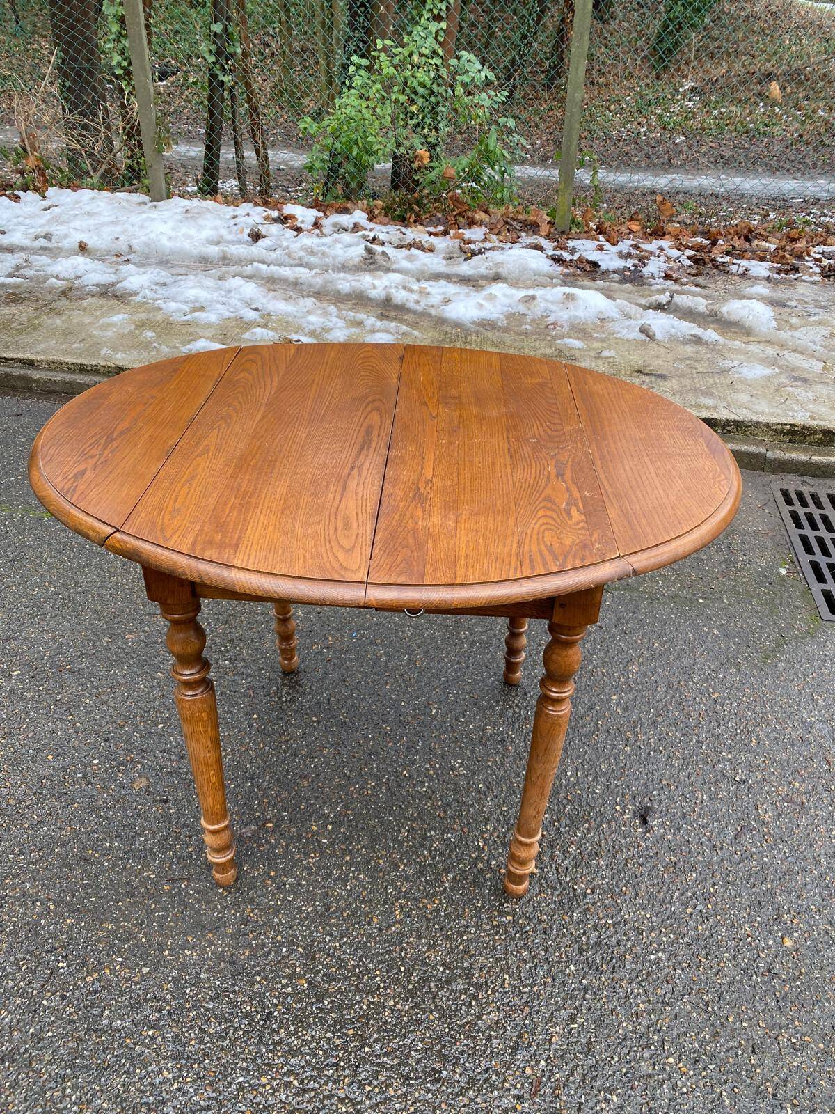 Round extendable dining table Louis Philippe 90cm with 2 extensions in oak.