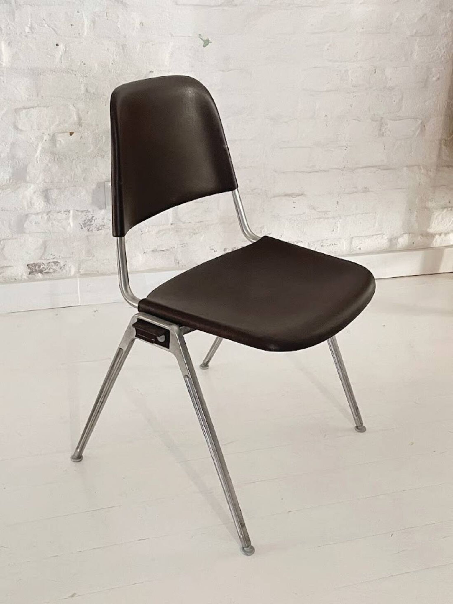 Vintage Knoll International 1601 Model stackable chairs 1970s