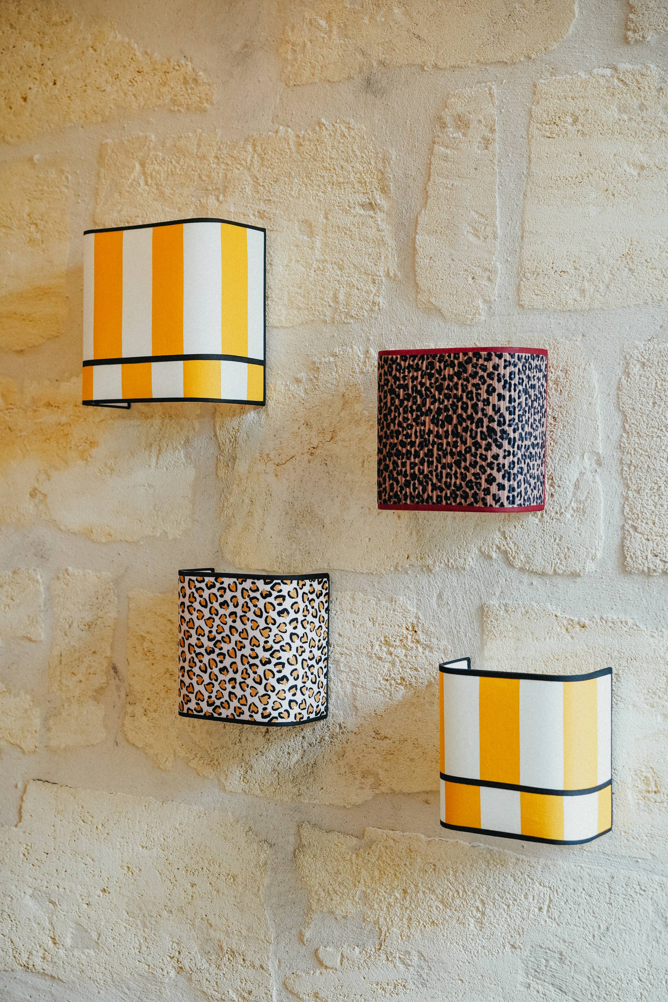 La divine – yellow deckchair striped wall light (small model).