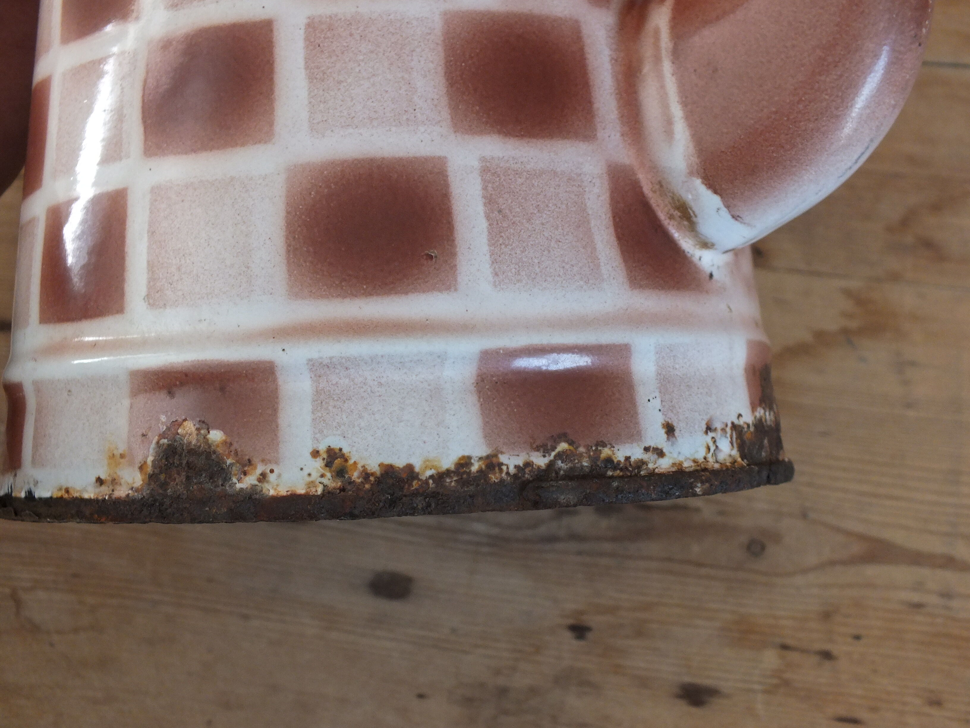 Enamelled coffee maker 20s, brown checkerboards