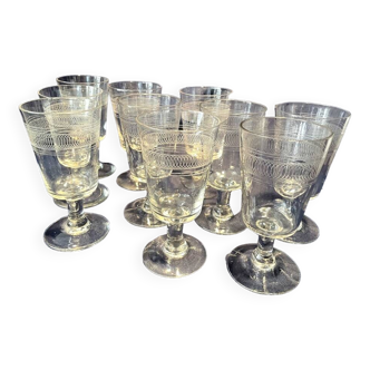 Set of 10 red wine glasses with engraved rotating decoration