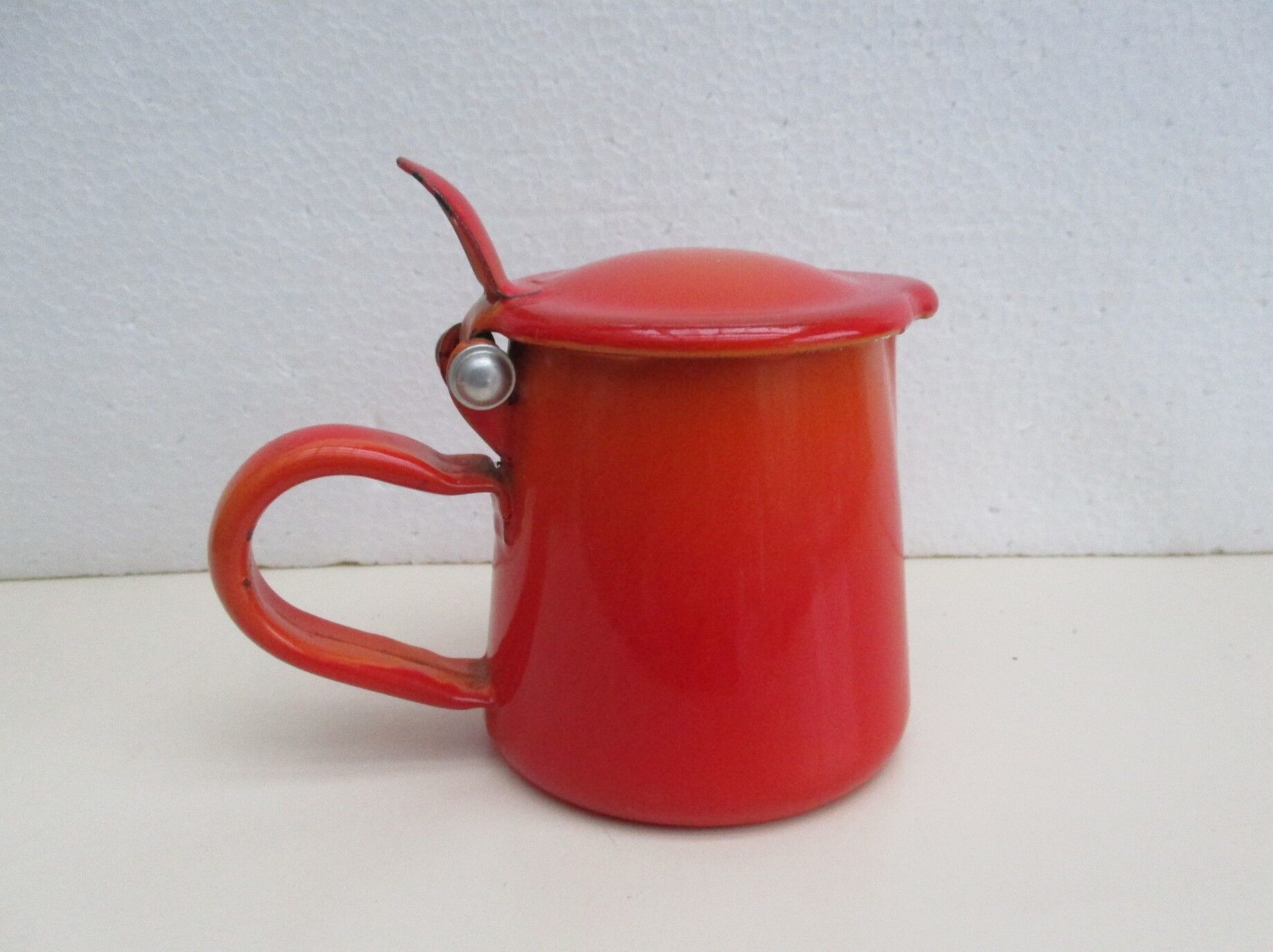 Pot en tôle émaillée avec couvercle- vintage