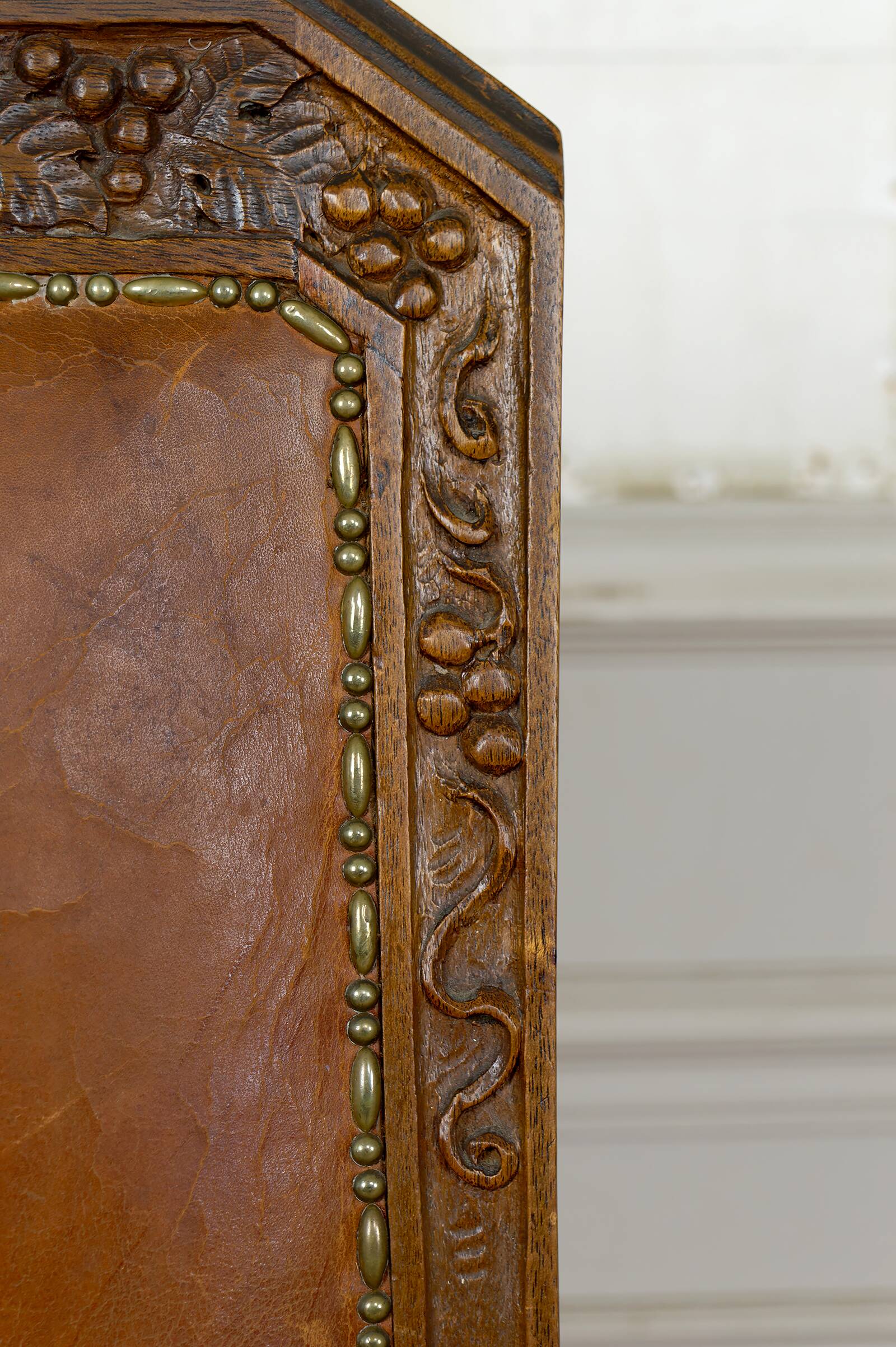 Set of 6 Art Deco carved walnut chairs, Circa 1920