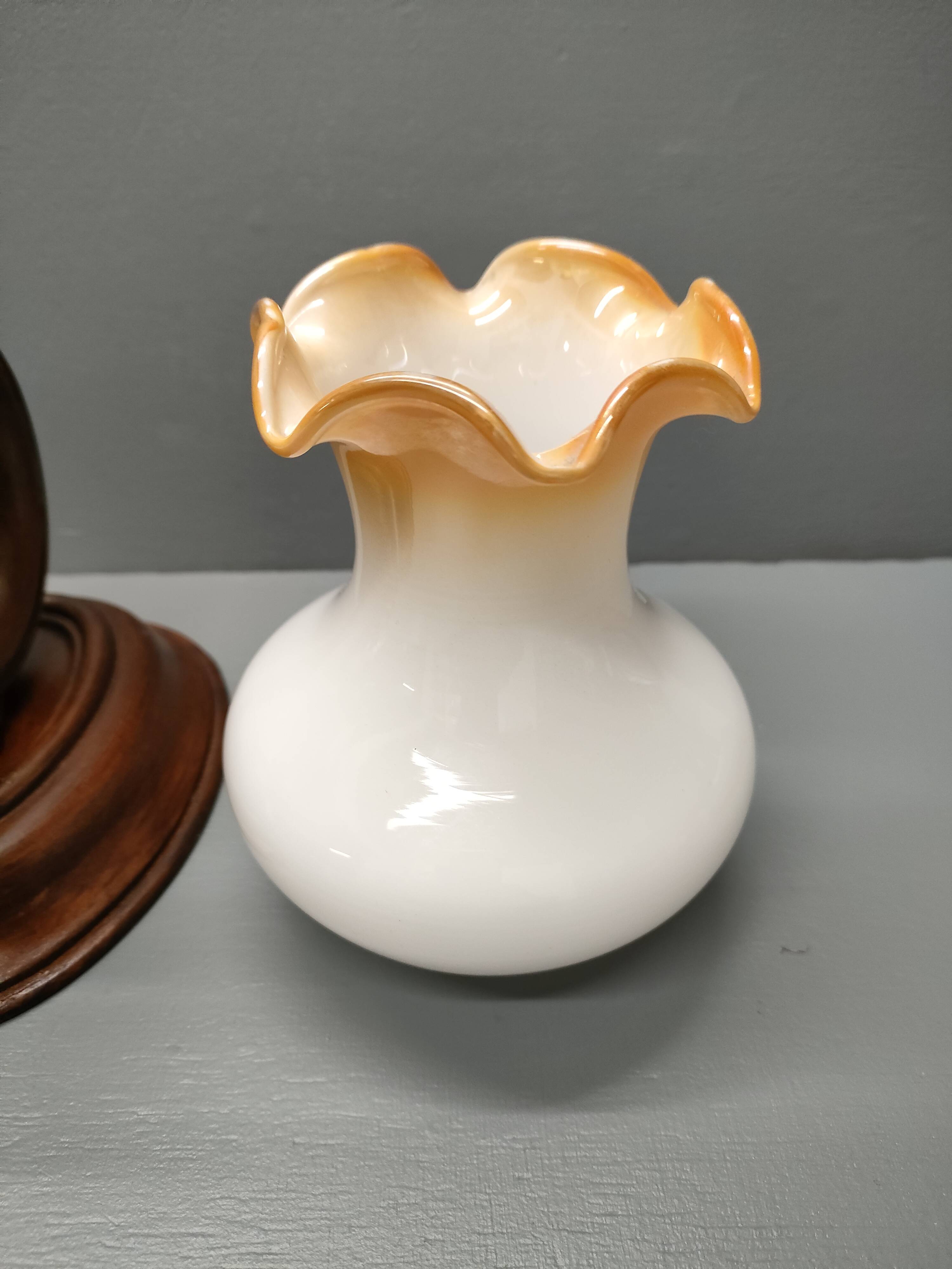 Paire d'appliques murales art-déco ~ verre opalin teinté ~ bois sculpté ~ France ~ 40's