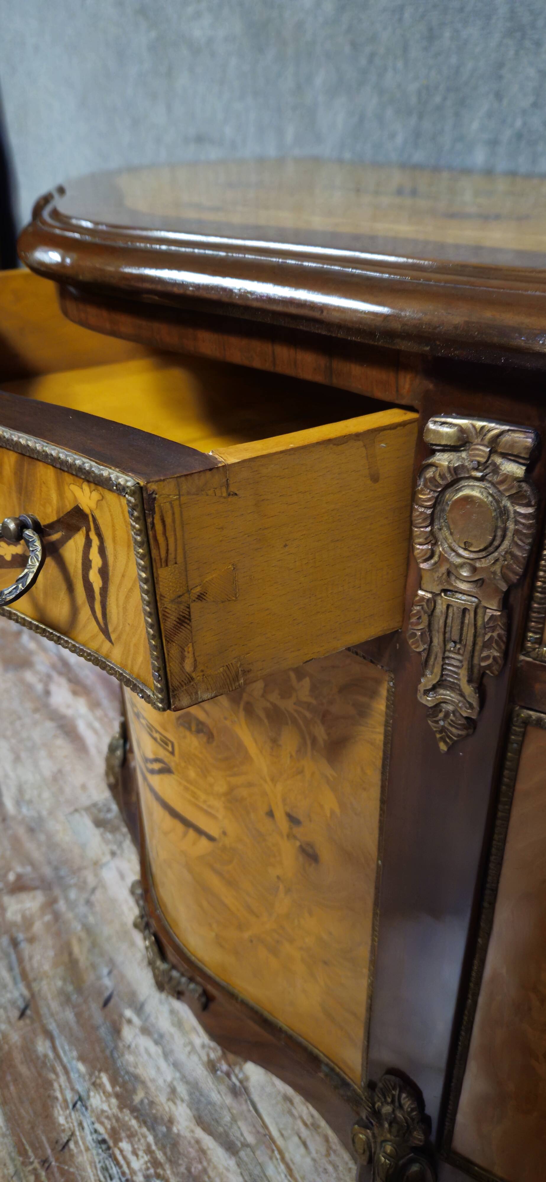 Commode demi-lune de style Louis XV en marqueterie et décors de bronze