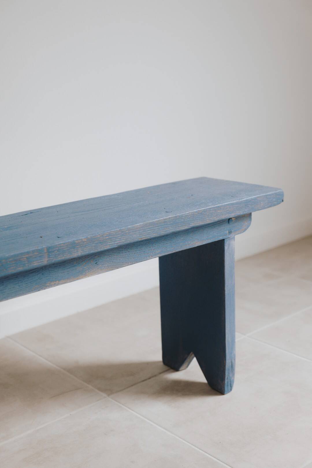 Bench in gray oak with blue hues