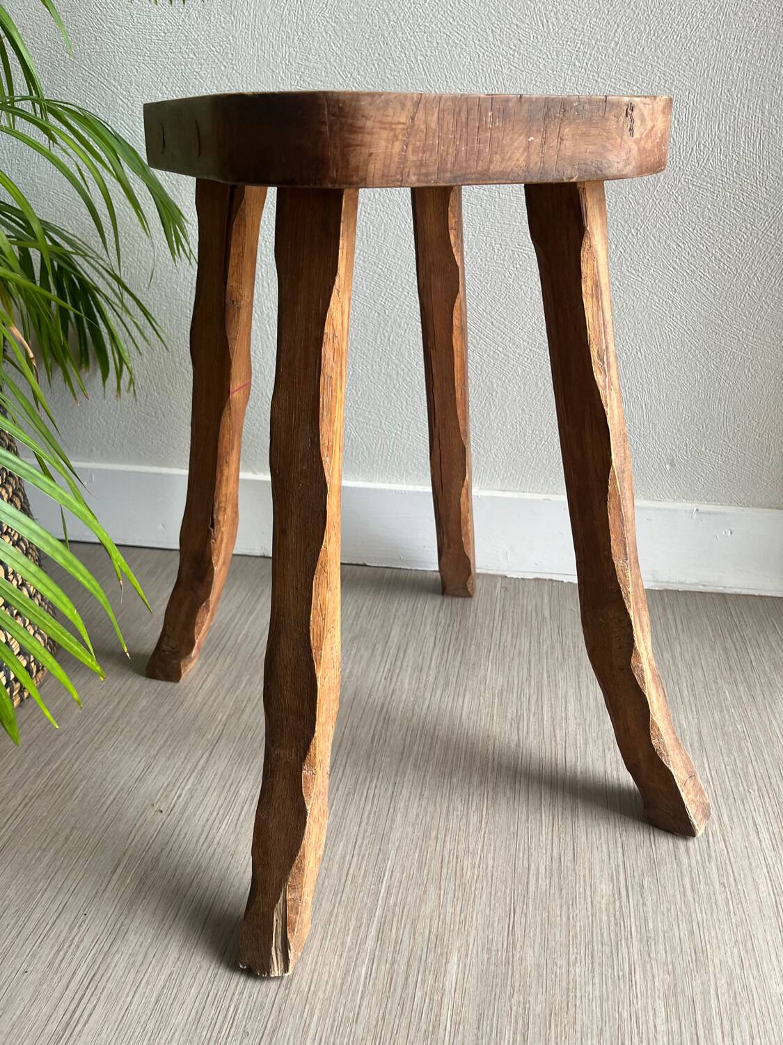 Tabouret tripode en bois