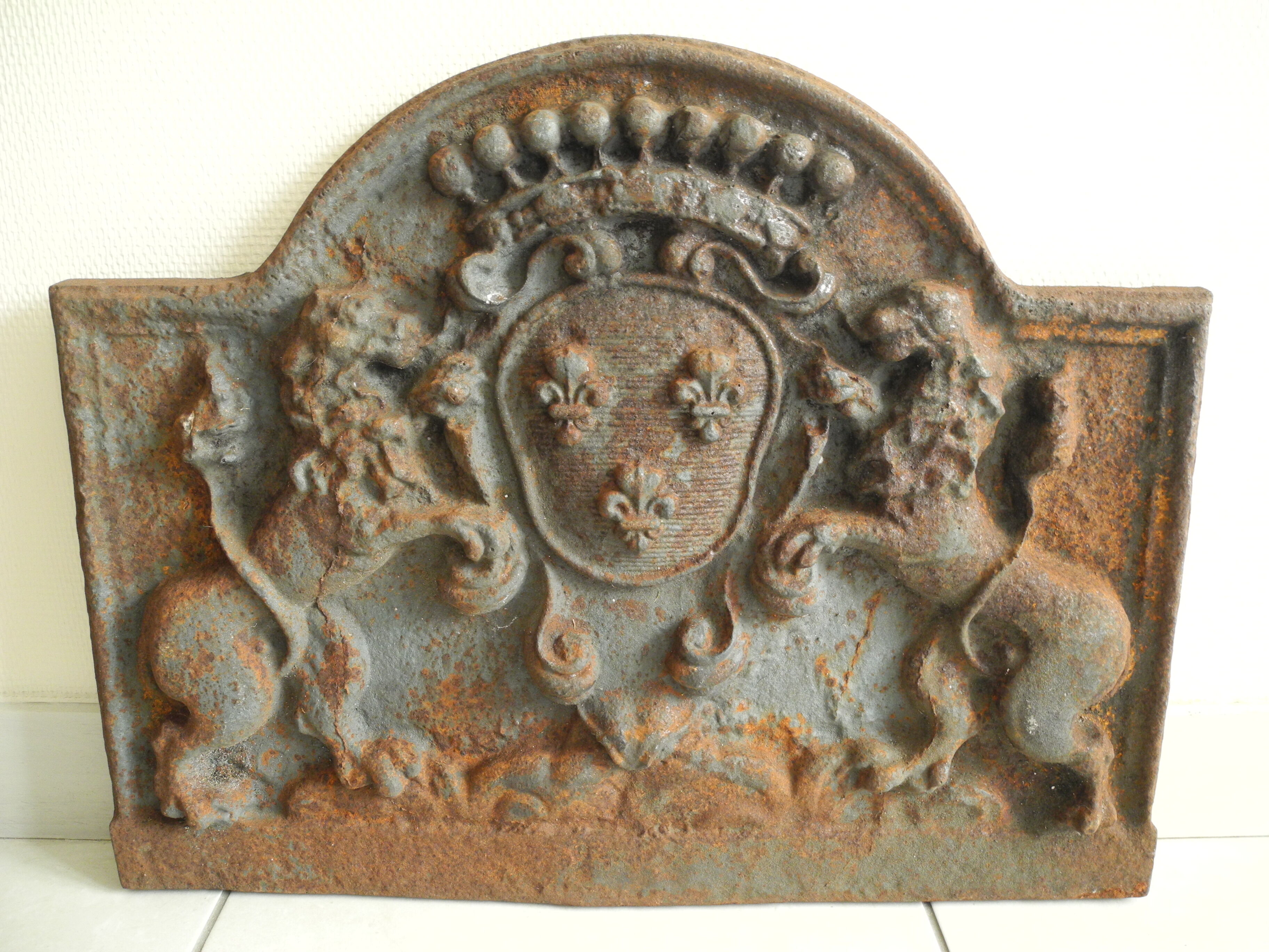 plate fireplace cast nineteenth old cast iron fireback 19th coat of arms lions lily