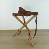 Foldable tripod stool in leather and wood