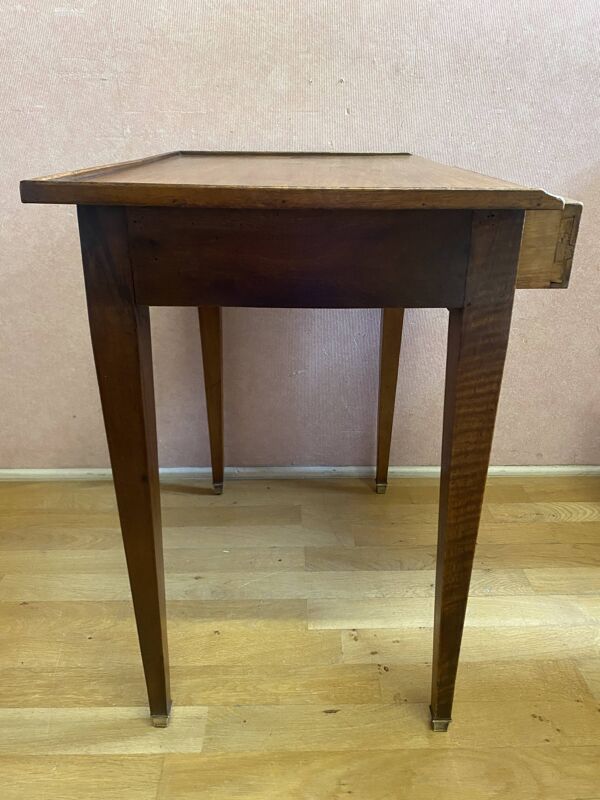 Petite table à écrire en noyer. 1 tiroir, excellent état.