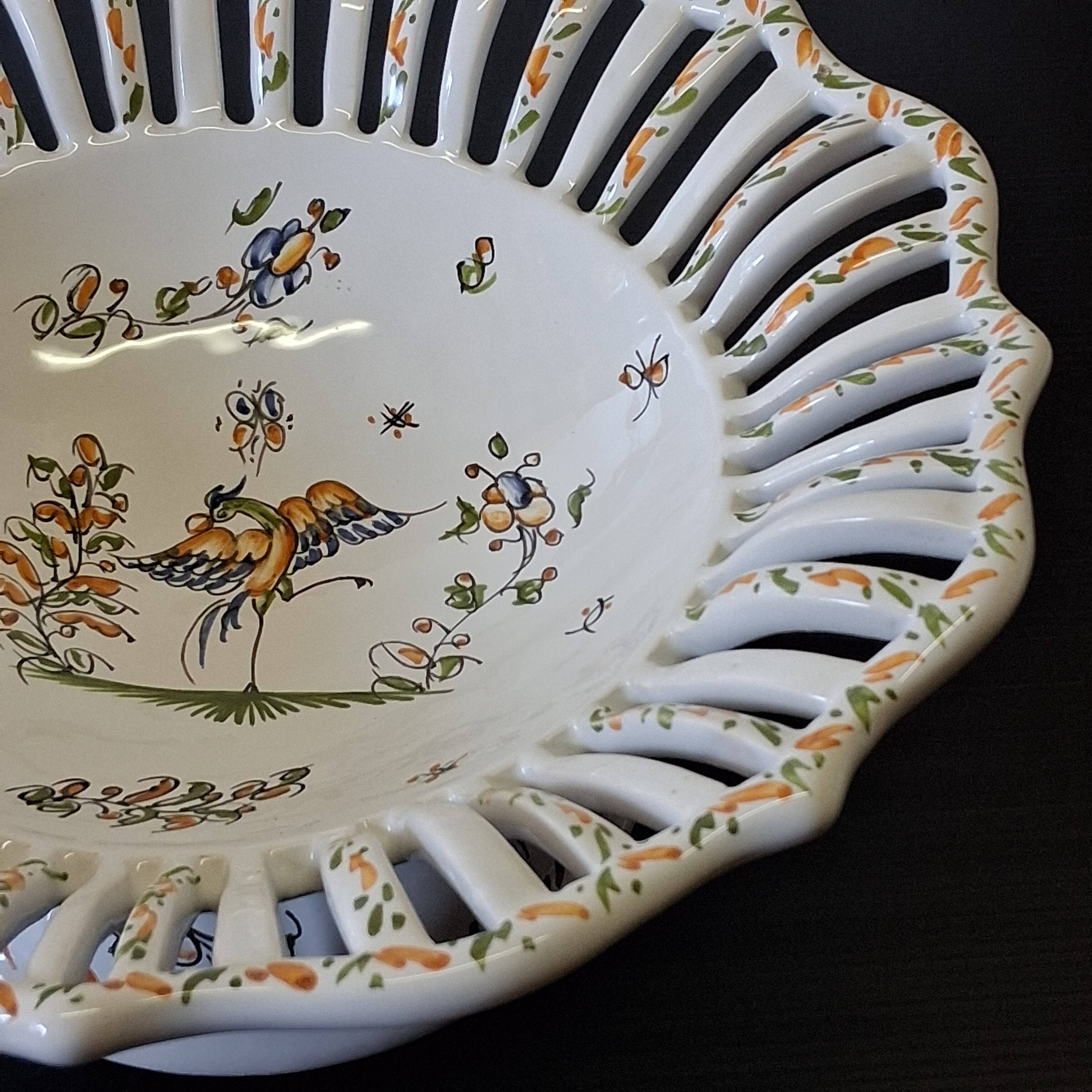 Very nice fruit bowl "Vieux Moustiers" in very good condition.