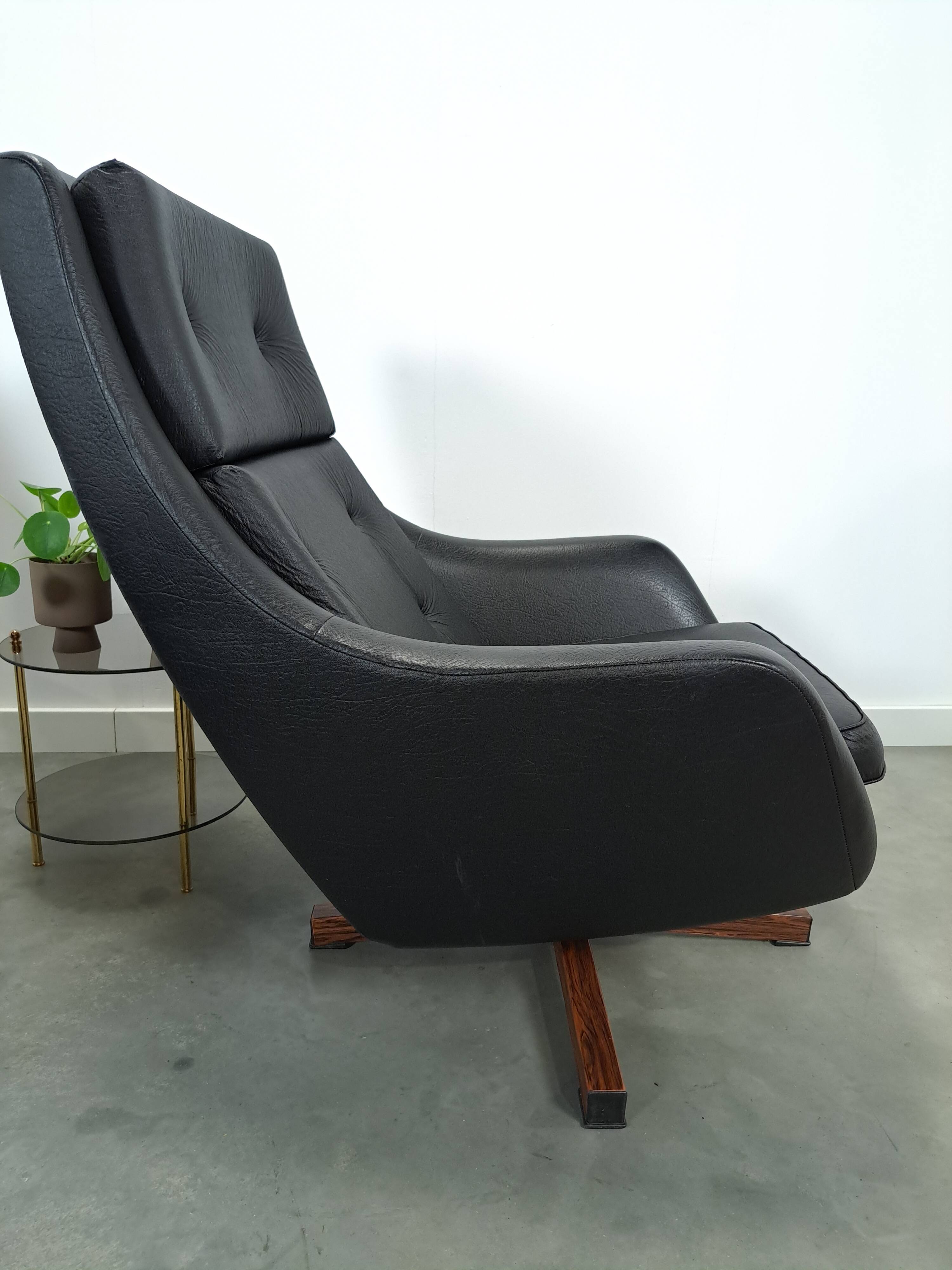 Fauteuil pivotant en similicuir noir provenant de Suède