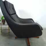 Fauteuil pivotant en similicuir noir provenant de Suède