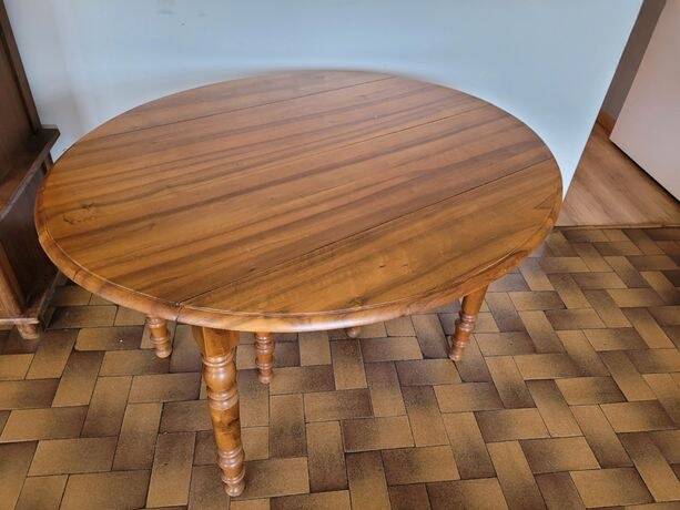 Folding wooden round table