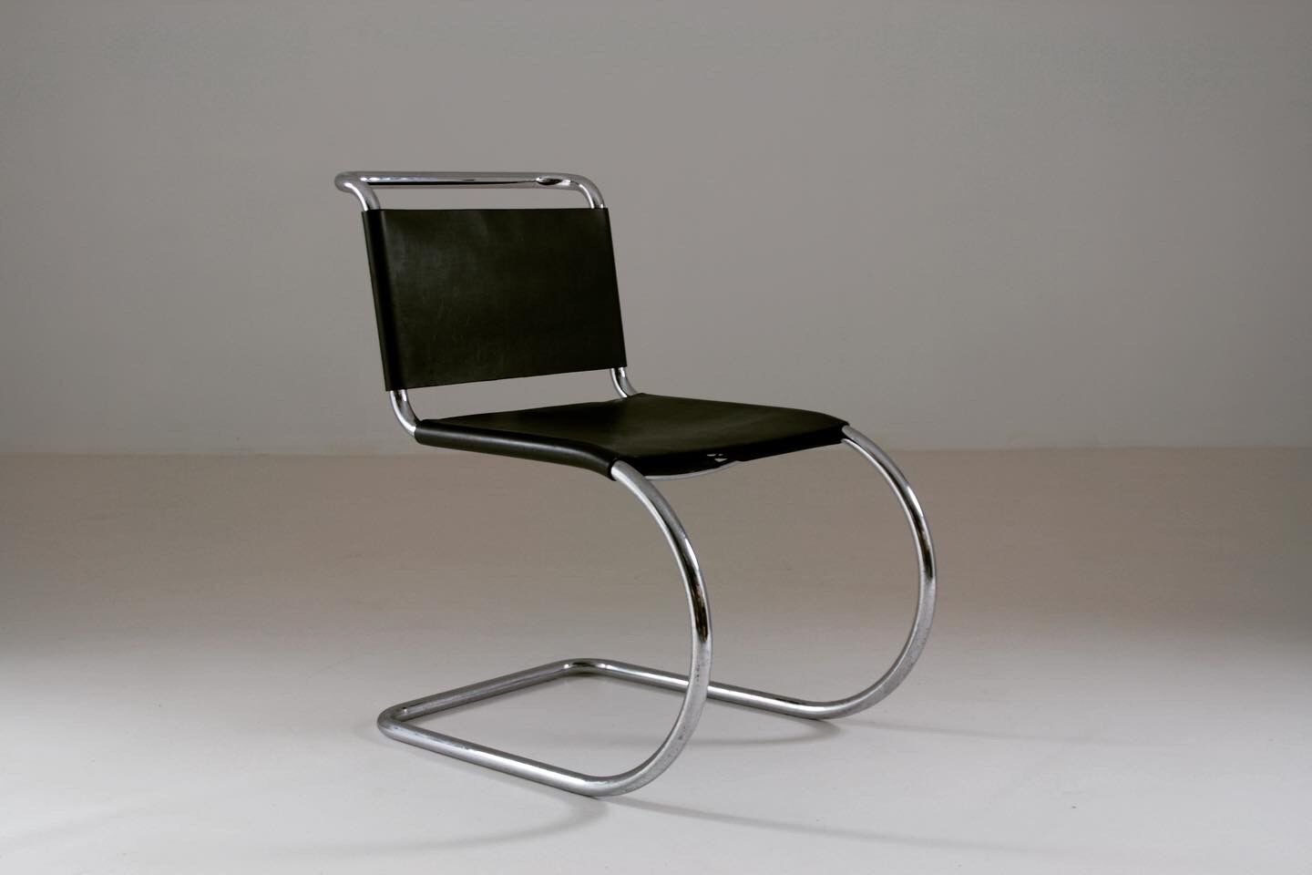 MR chair in leather by Ludwig mies Van der Rohe