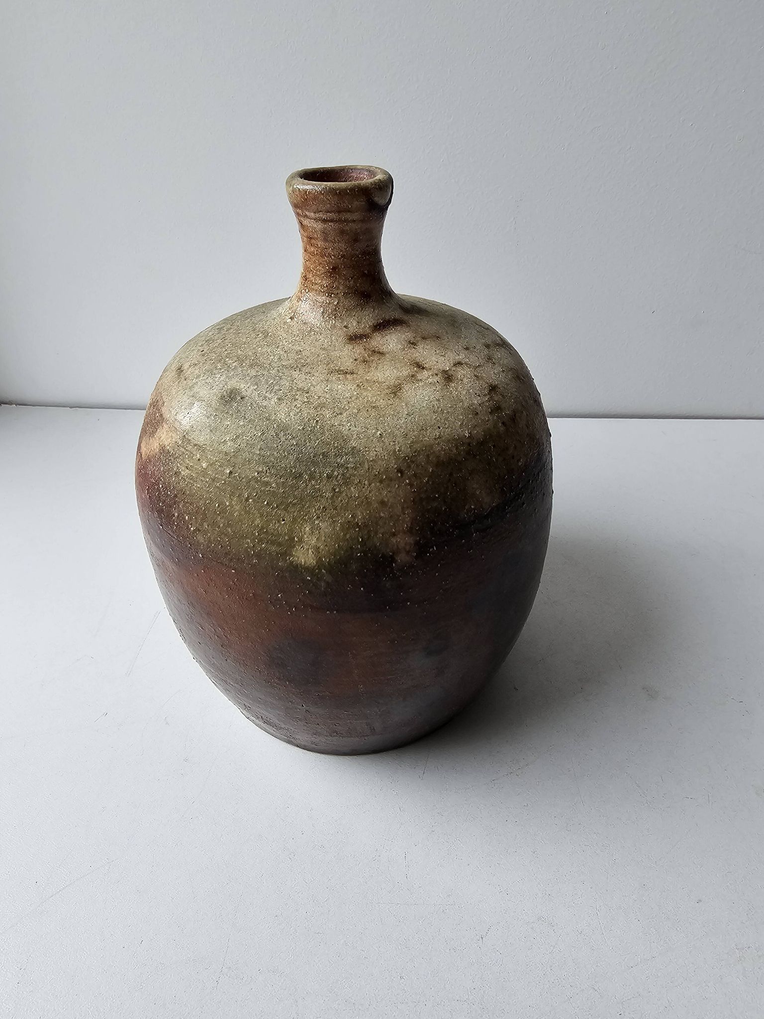 Vase boule en céramique signé Anthony Pitot