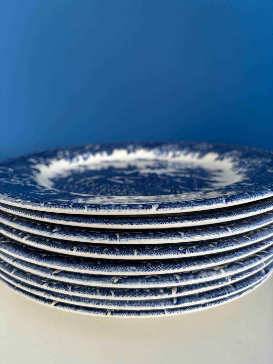 9-piece service of English plates with blue and white country decor