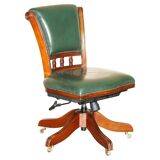 Modern captain's chair in leather, beech frame, adjustable.