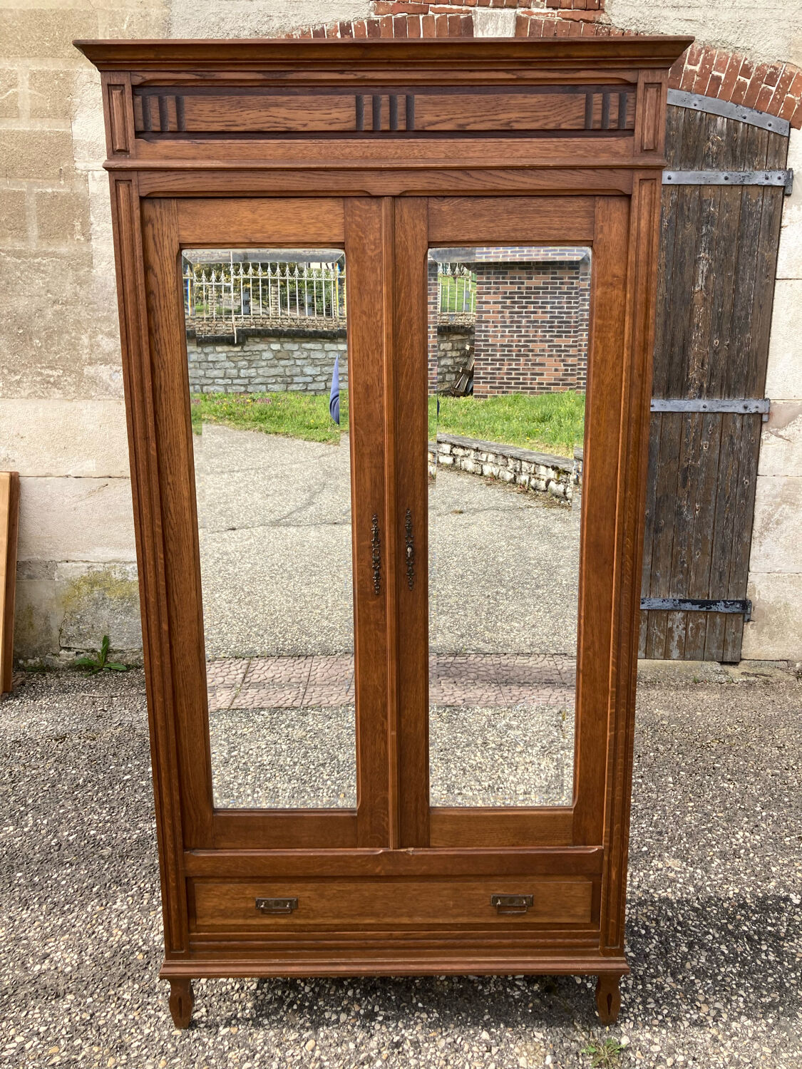 Parisian cabinet with shelves