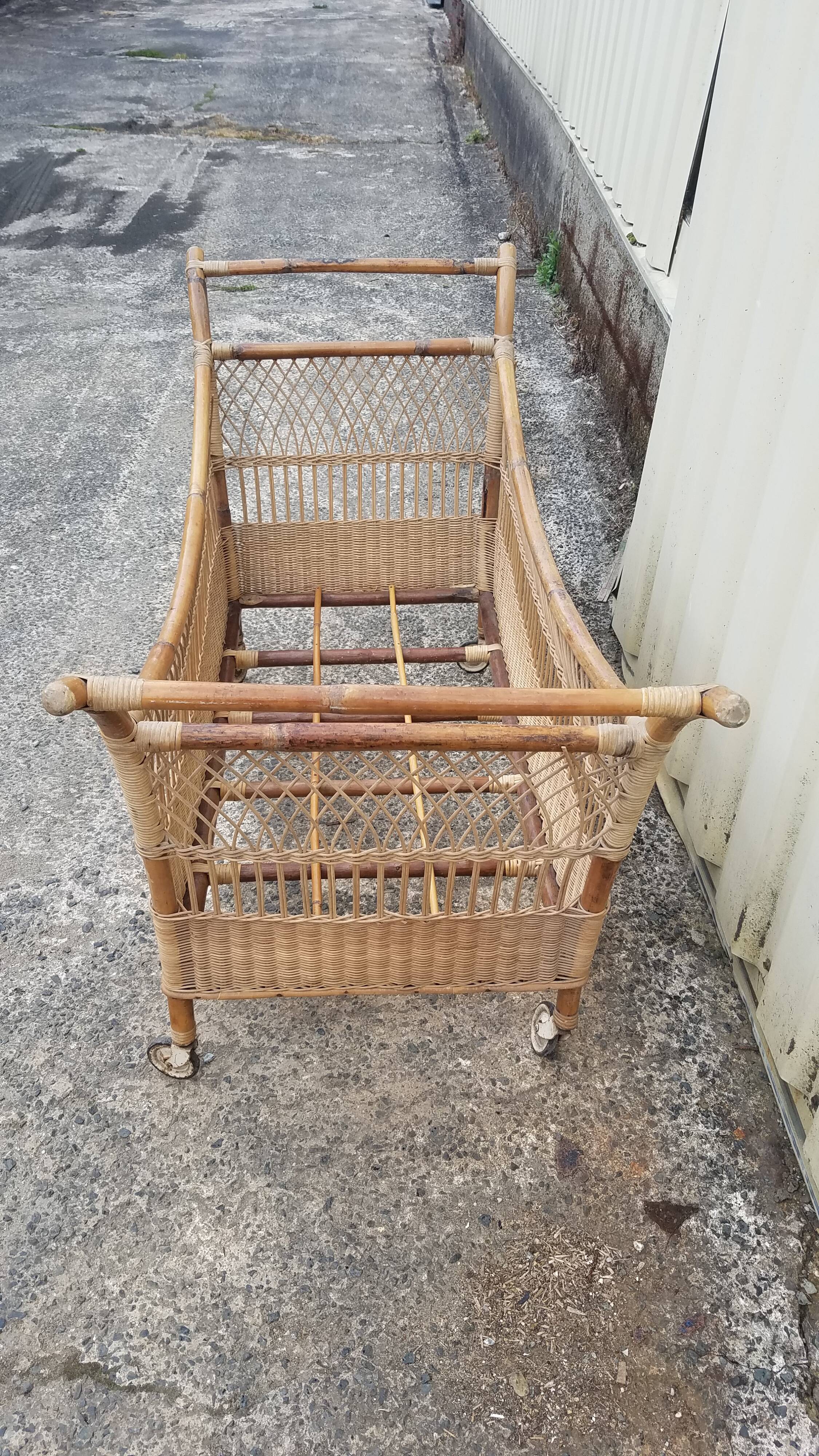 Baby wicker bed