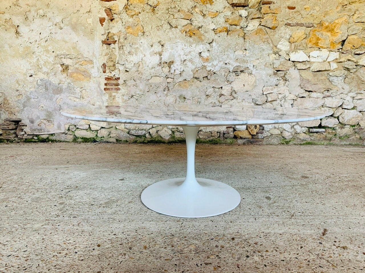 Eero Saarinen coffee table, oval, "Tulip" by Knoll International, circa 70's