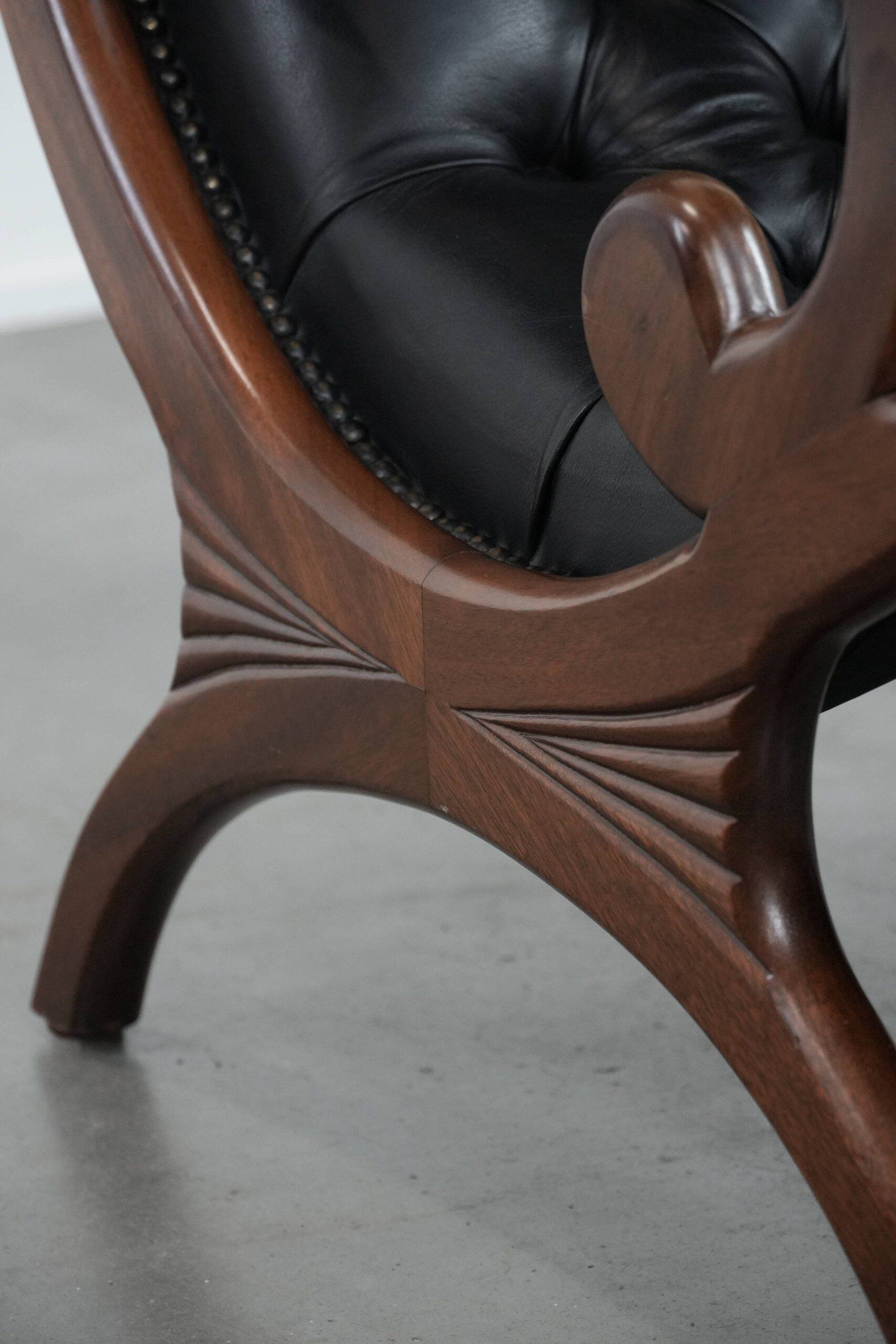 Fauteuil chesterfield en cuir de vachette noir classique et confortable
