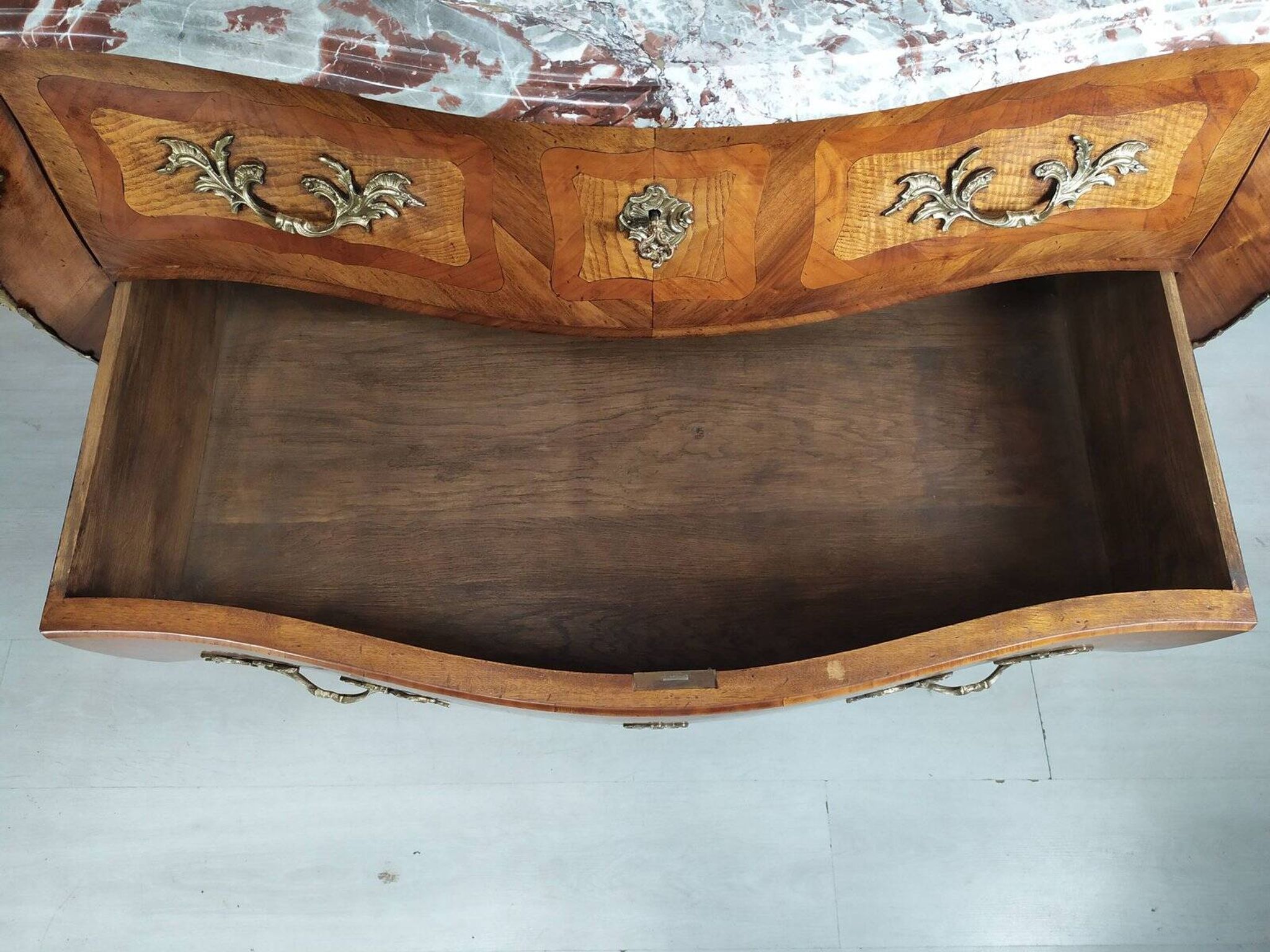 Commode galbé Louis XV