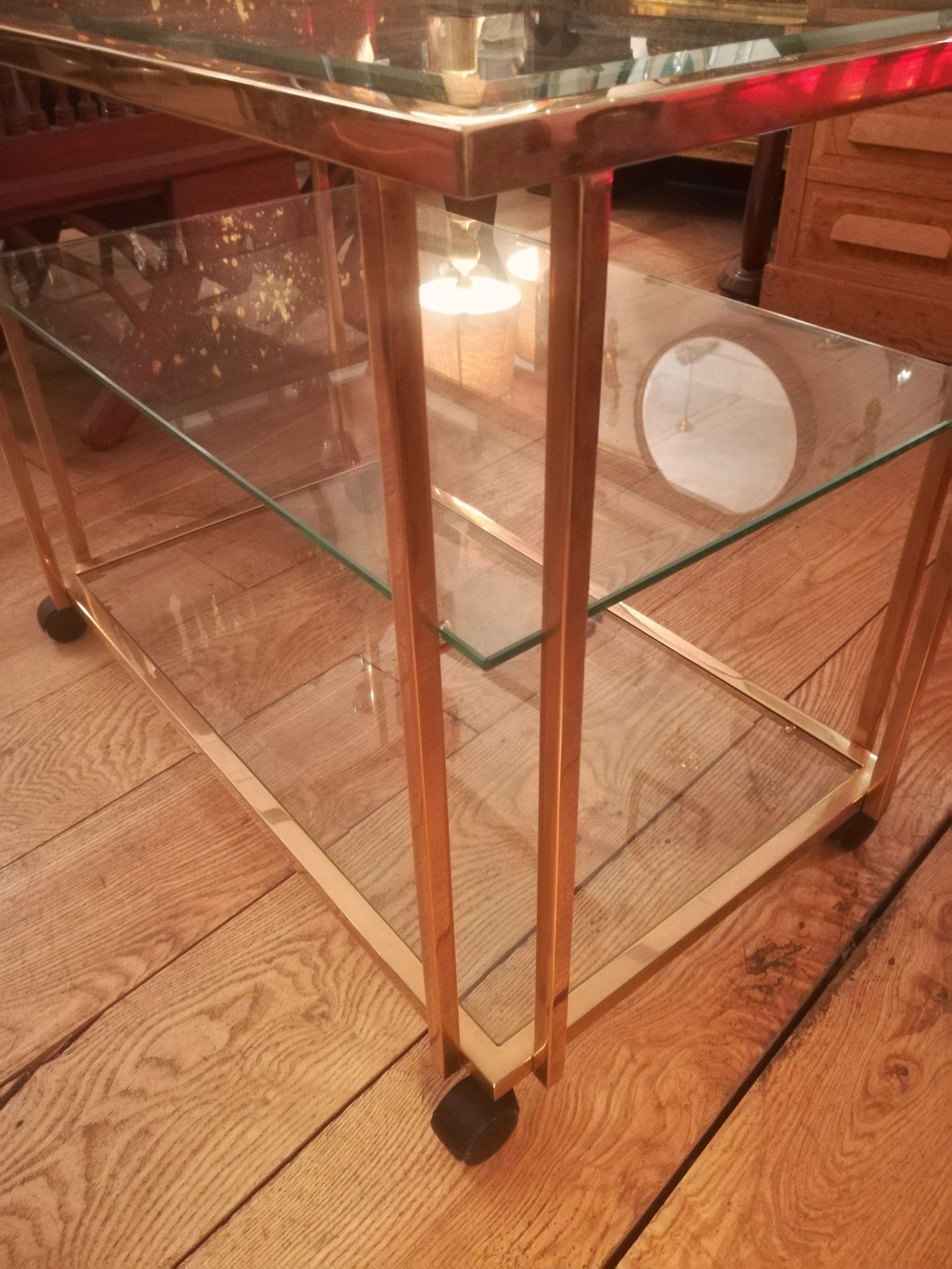 Desserte à roulettes en laiton doré et verre biseauté