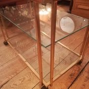 Desserte à roulettes en laiton doré et verre biseauté