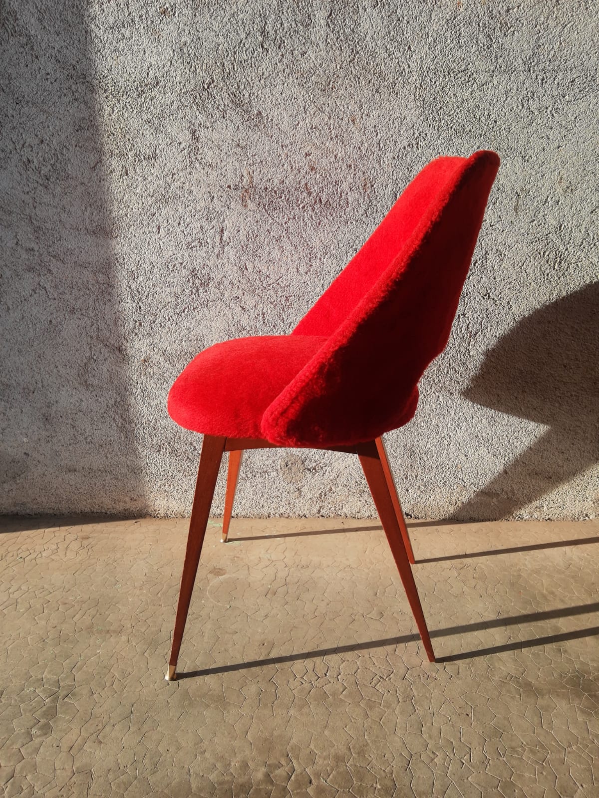 Chaise tonneau en moumoute rouge pieds compas années 60-70