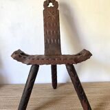 Chaise tripode espagnole vintage en bois sculpté