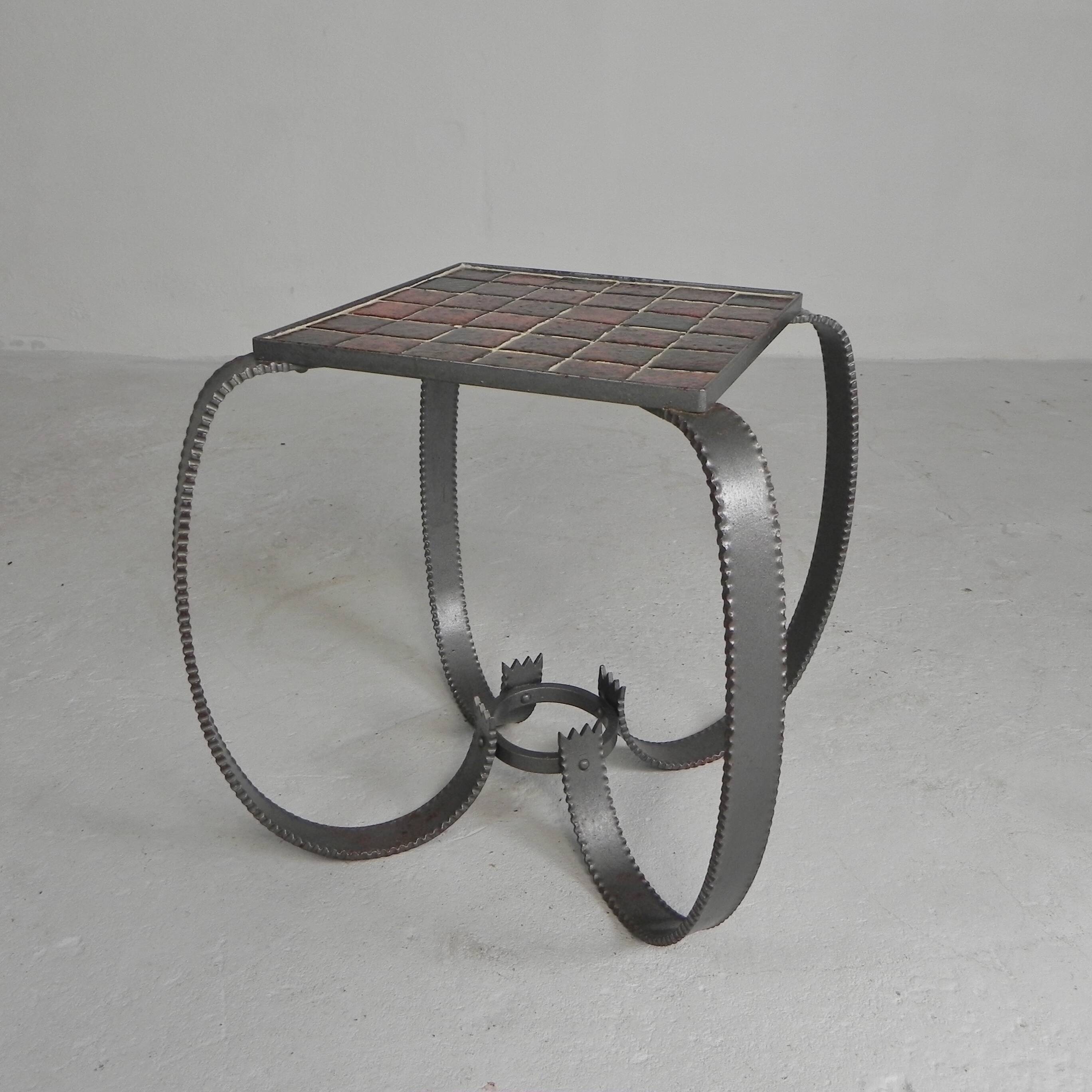 Table basse brutaliste, table carrelée avec 36 carreaux, années 1950
