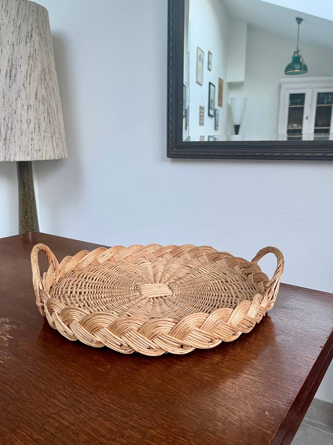 Large round woven wicker tray – Vintage craftsmanship