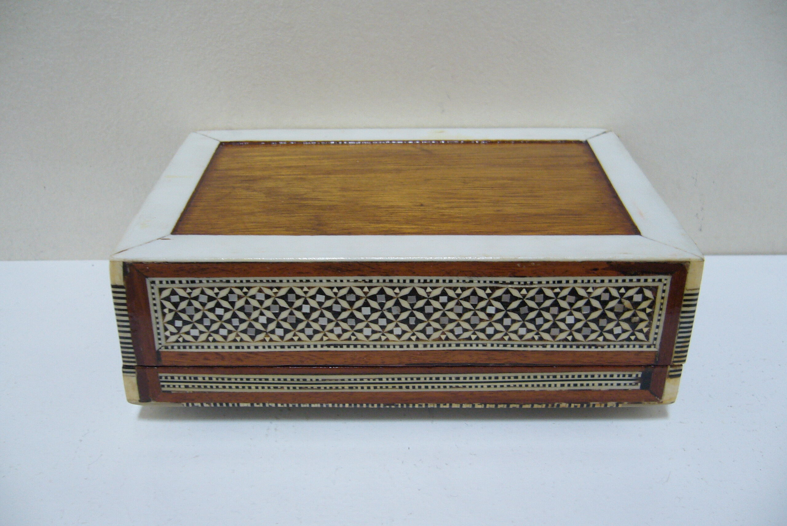 Box box in mother-of-pearl marquetry in oriental style