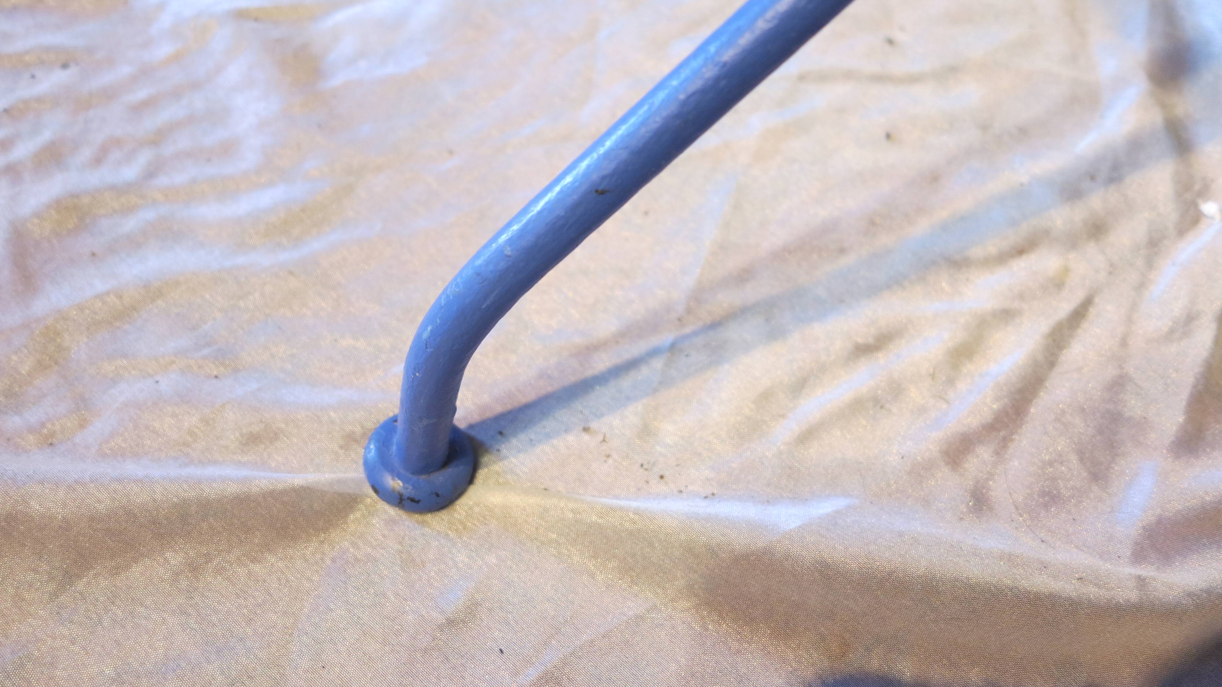 round outdoor table in ultramarine metal