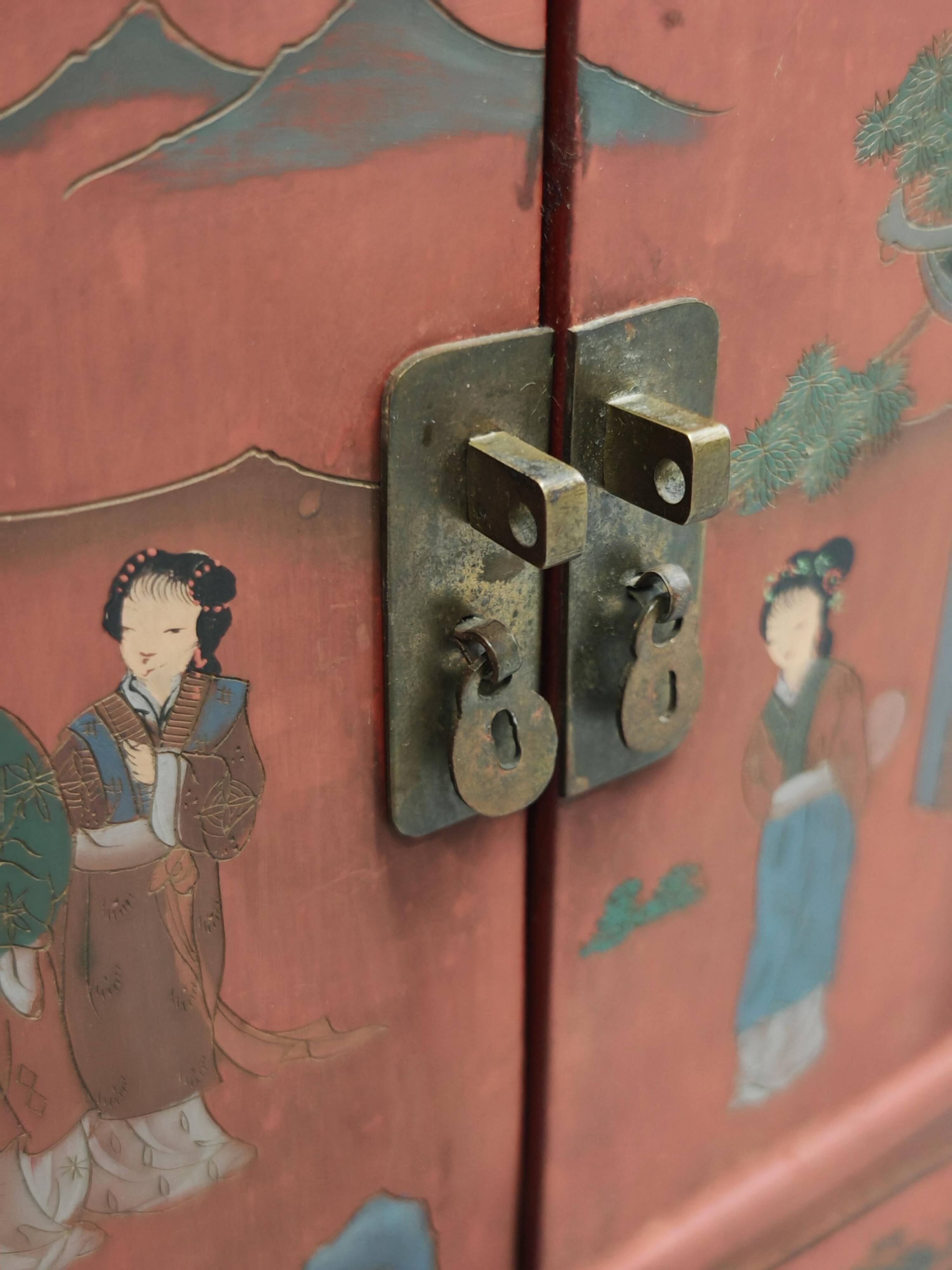 Antique bedside tables in lacquer with hand-painted decorations.