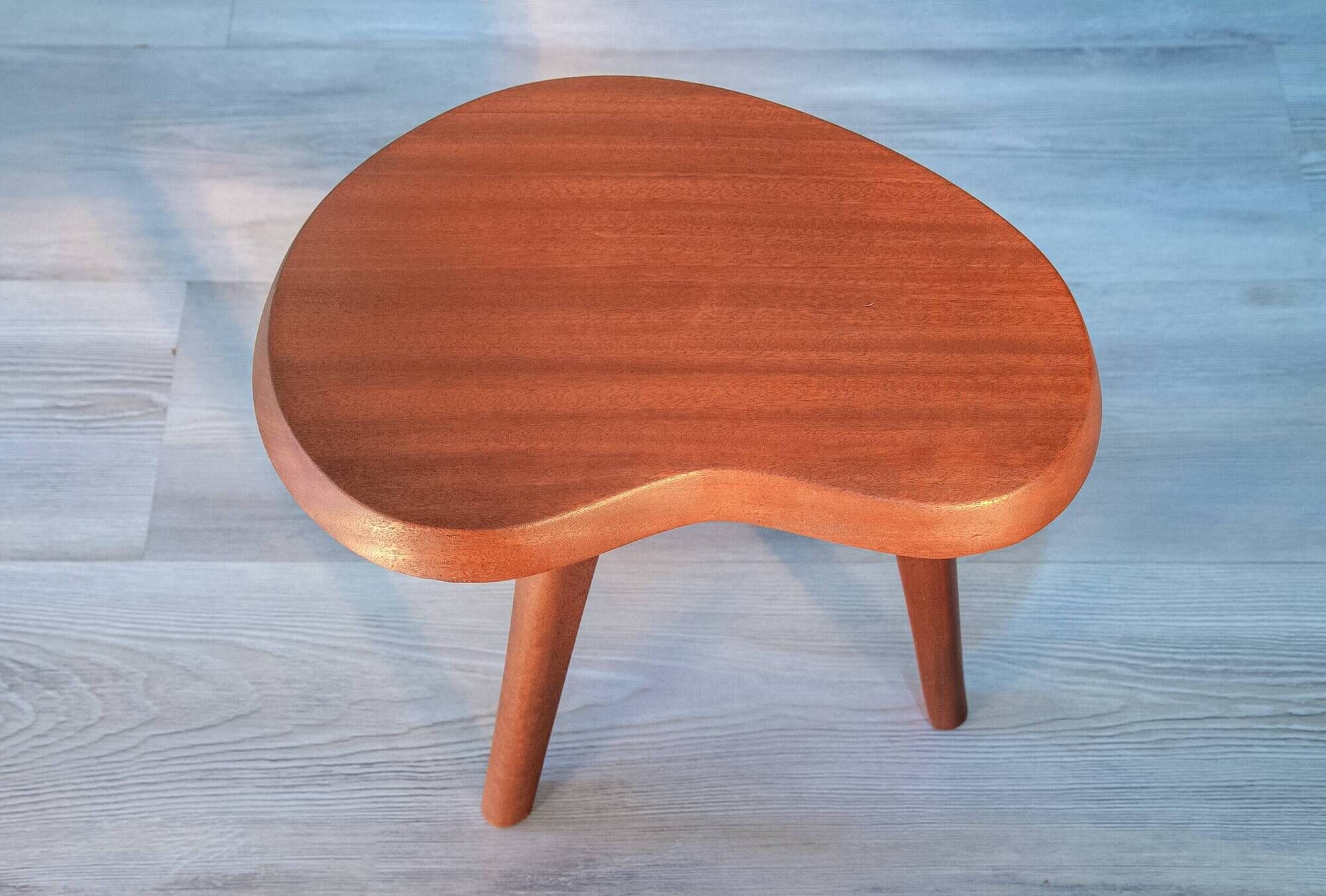 "Tripod plant stand 'bean', solid mahogany from the 1950s."