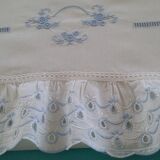 Drap ancien brodé bleu pour bébé