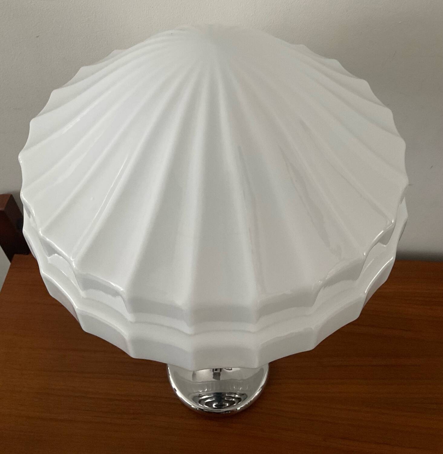 Art Deco lamp in chromed metal and opaline