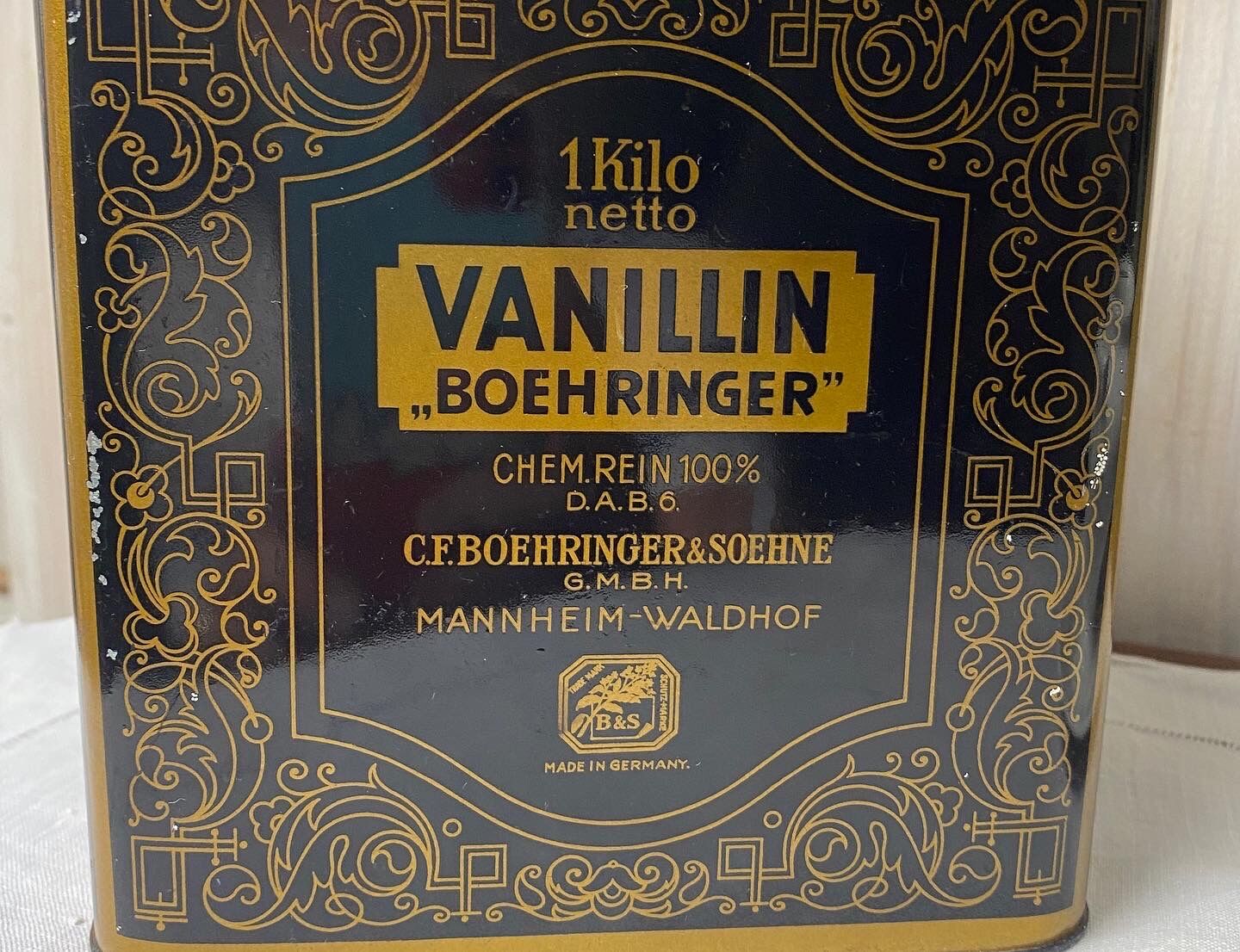 Antique tin box Boehringer vanillin