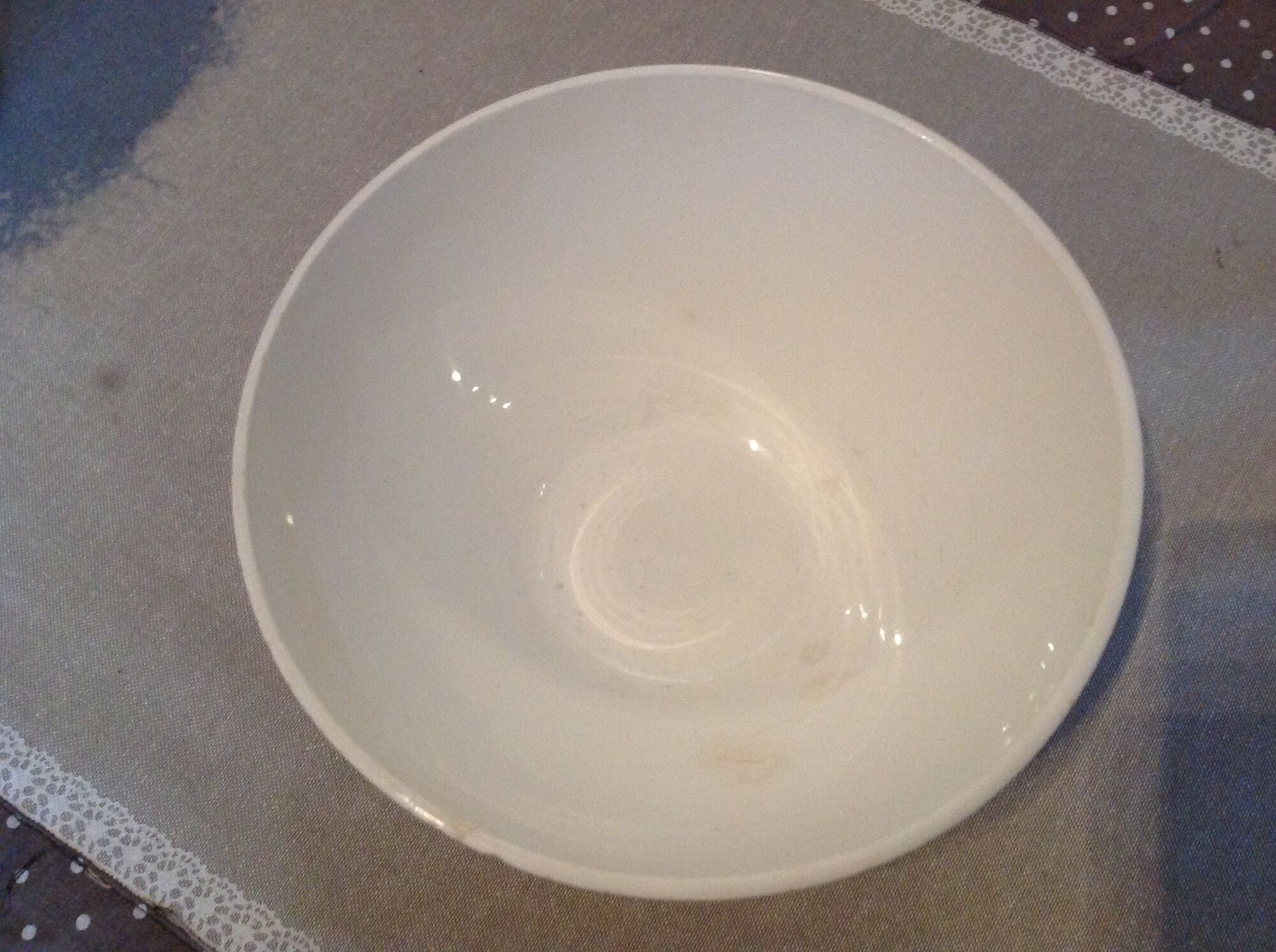 White bowl with red flowers from Sarreguemines vintage years 50-60