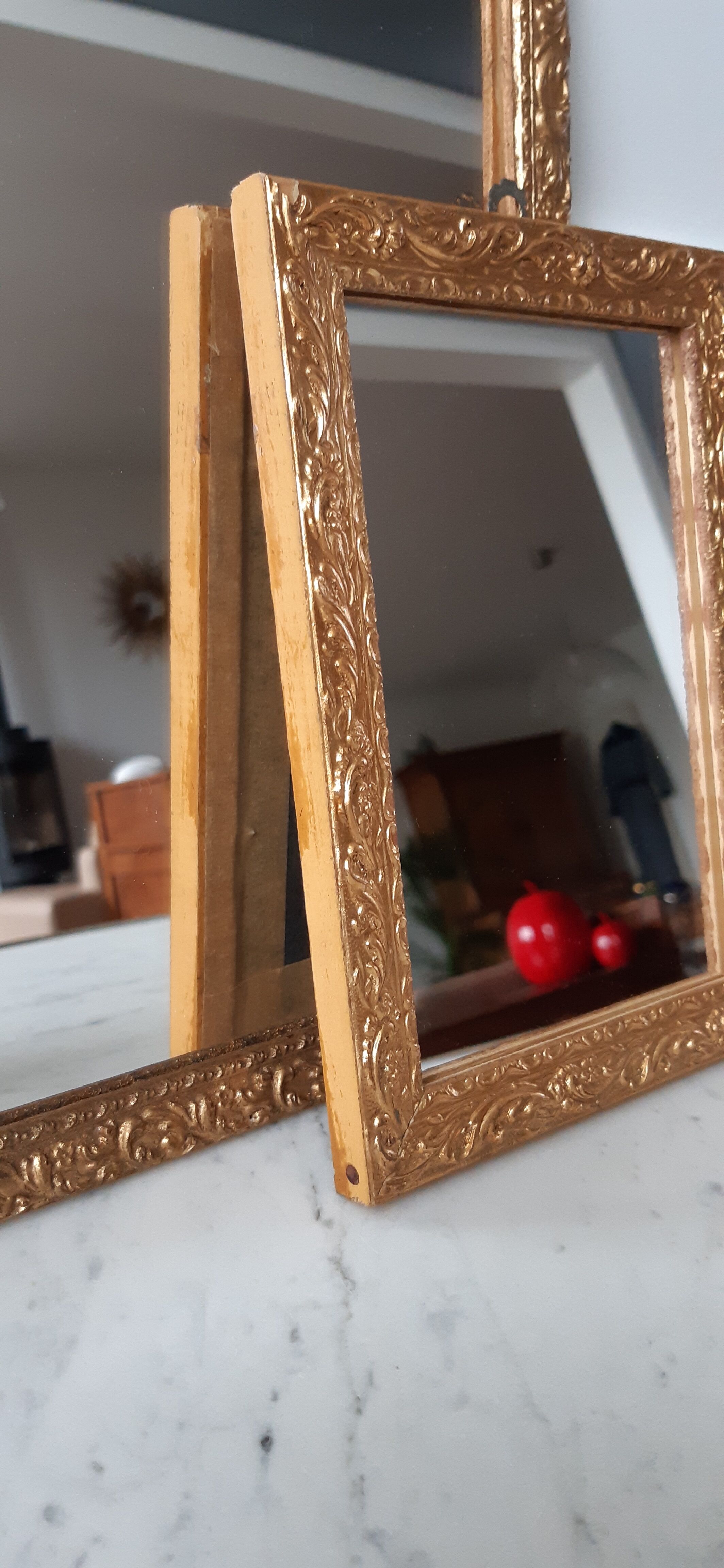 Paire de miroirs anciens en bois et en plâtre doré