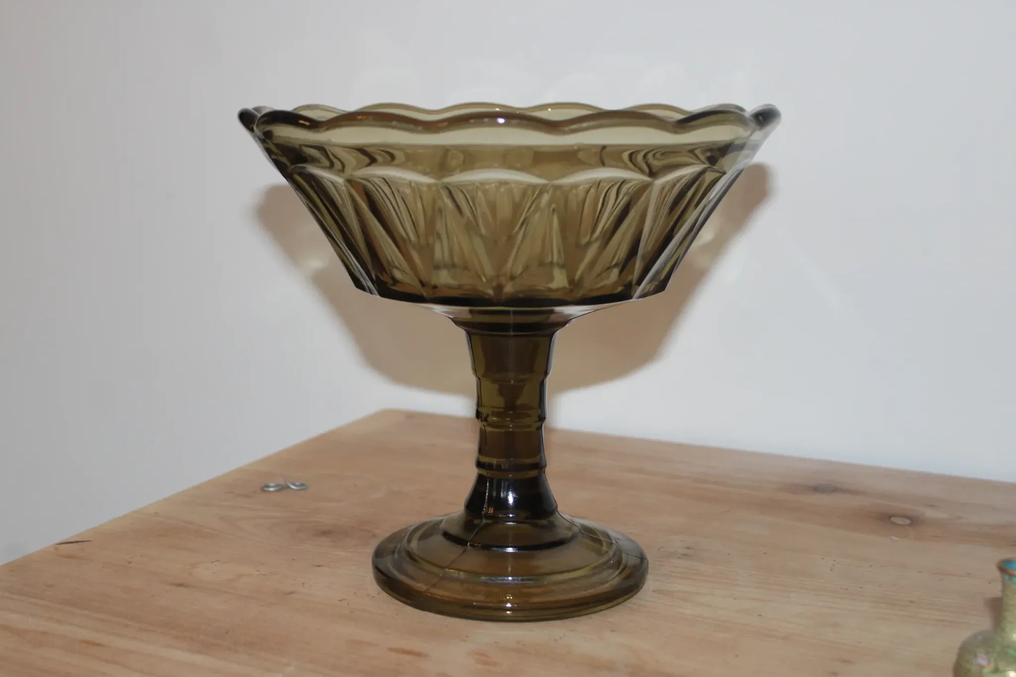 Coupe sur pied vintage en verre fumé – Compotier à bord festonné – Ø 23 cm