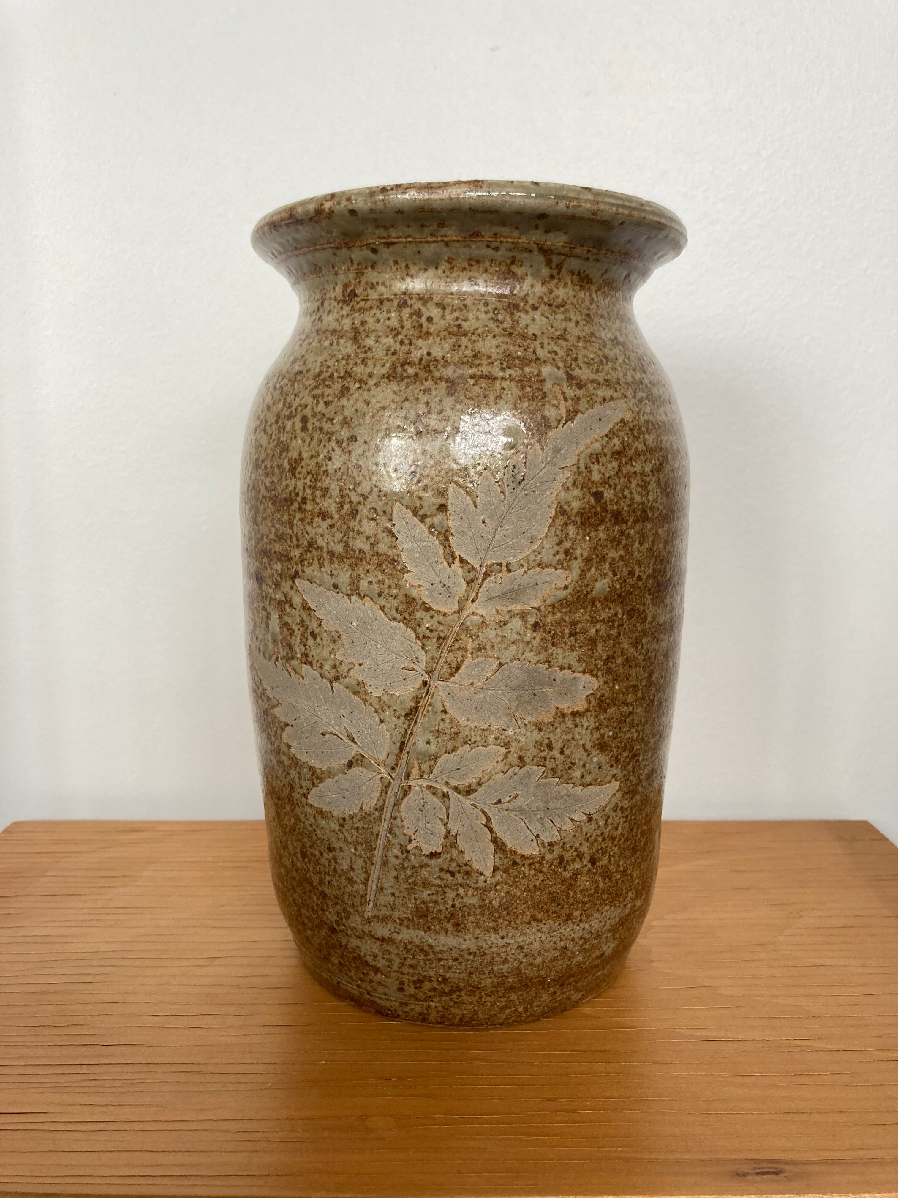 Vase en grès motif végétal