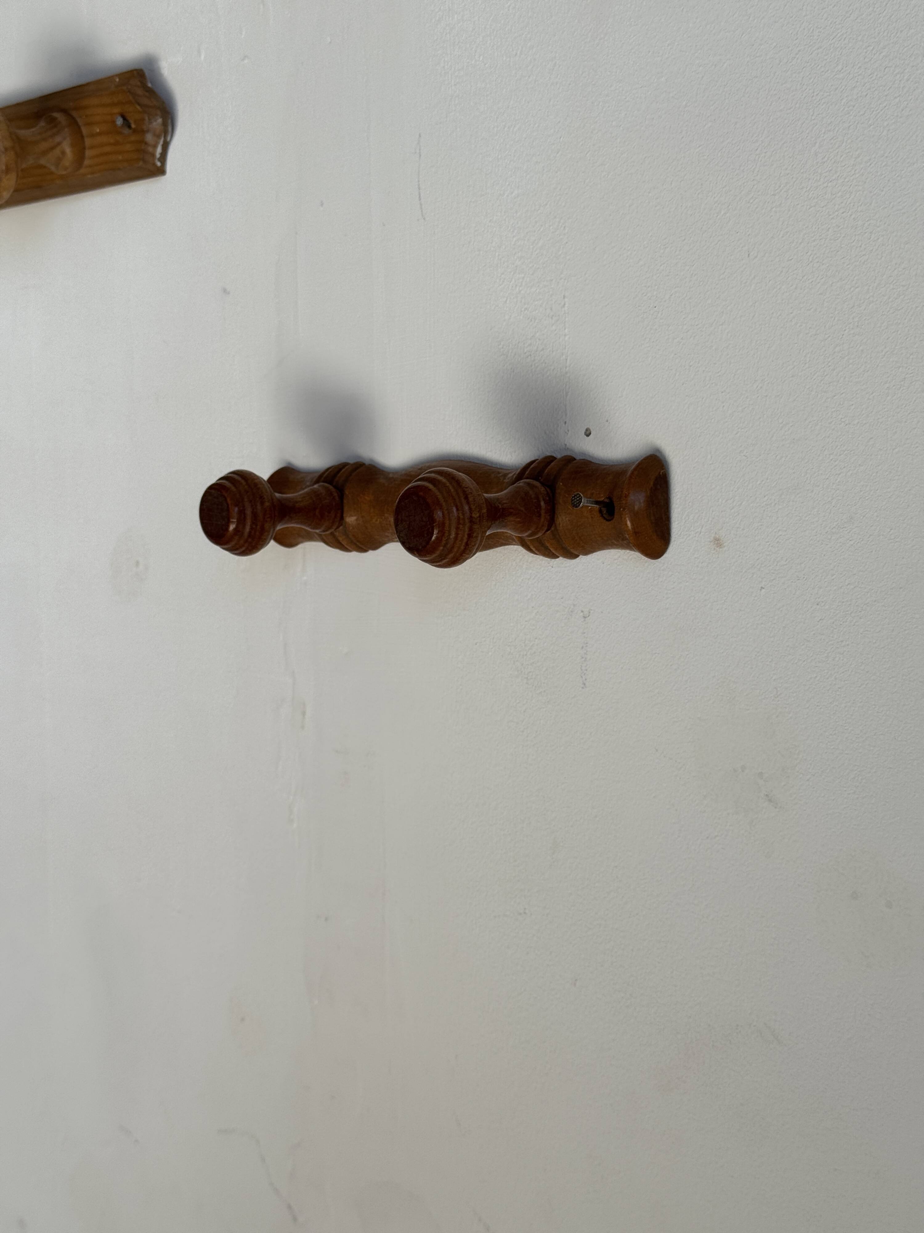 Small coat hook with two round flat button pegs in pine H8.