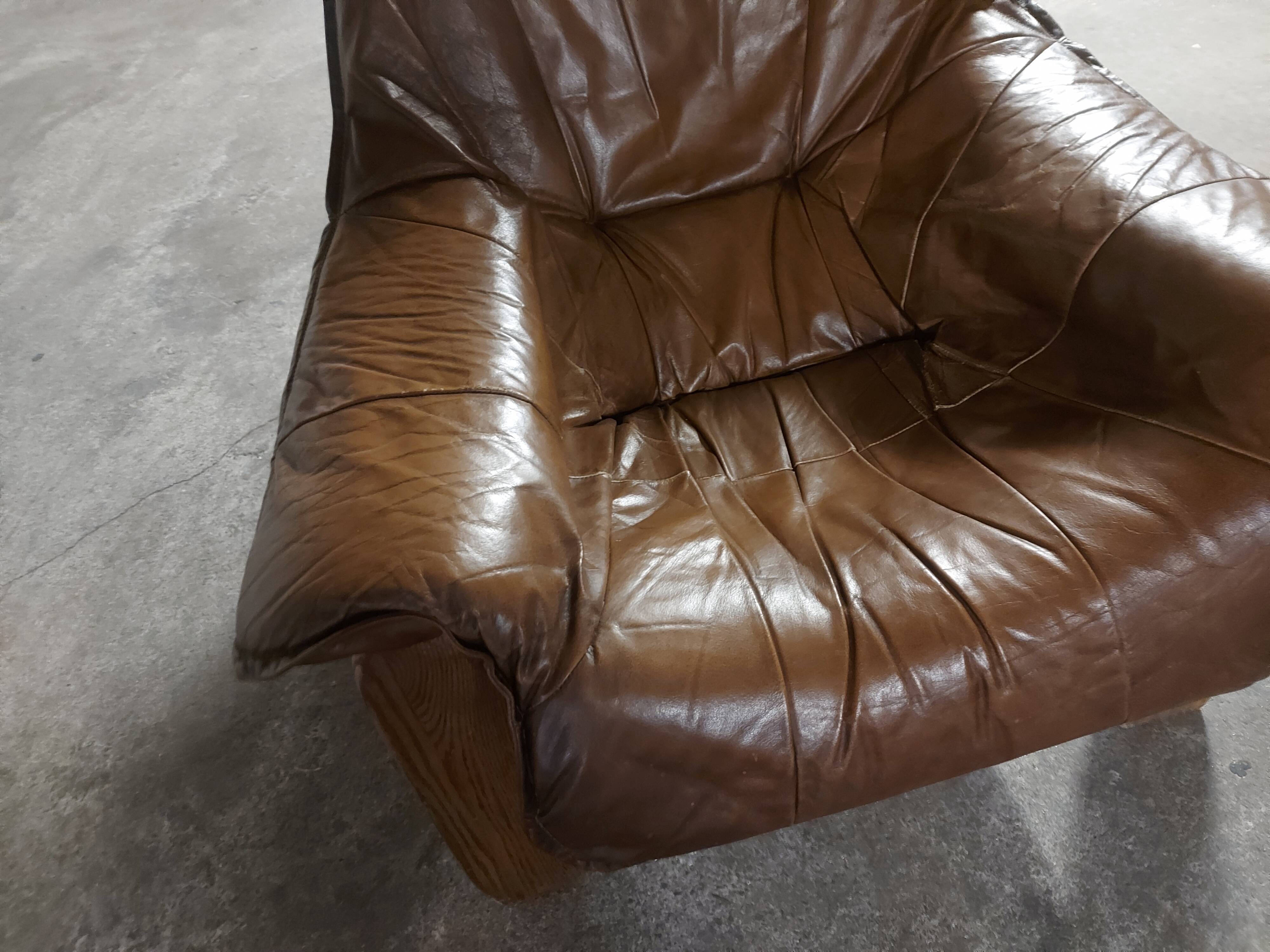 Armchairs in leather and vintage wood 70's
