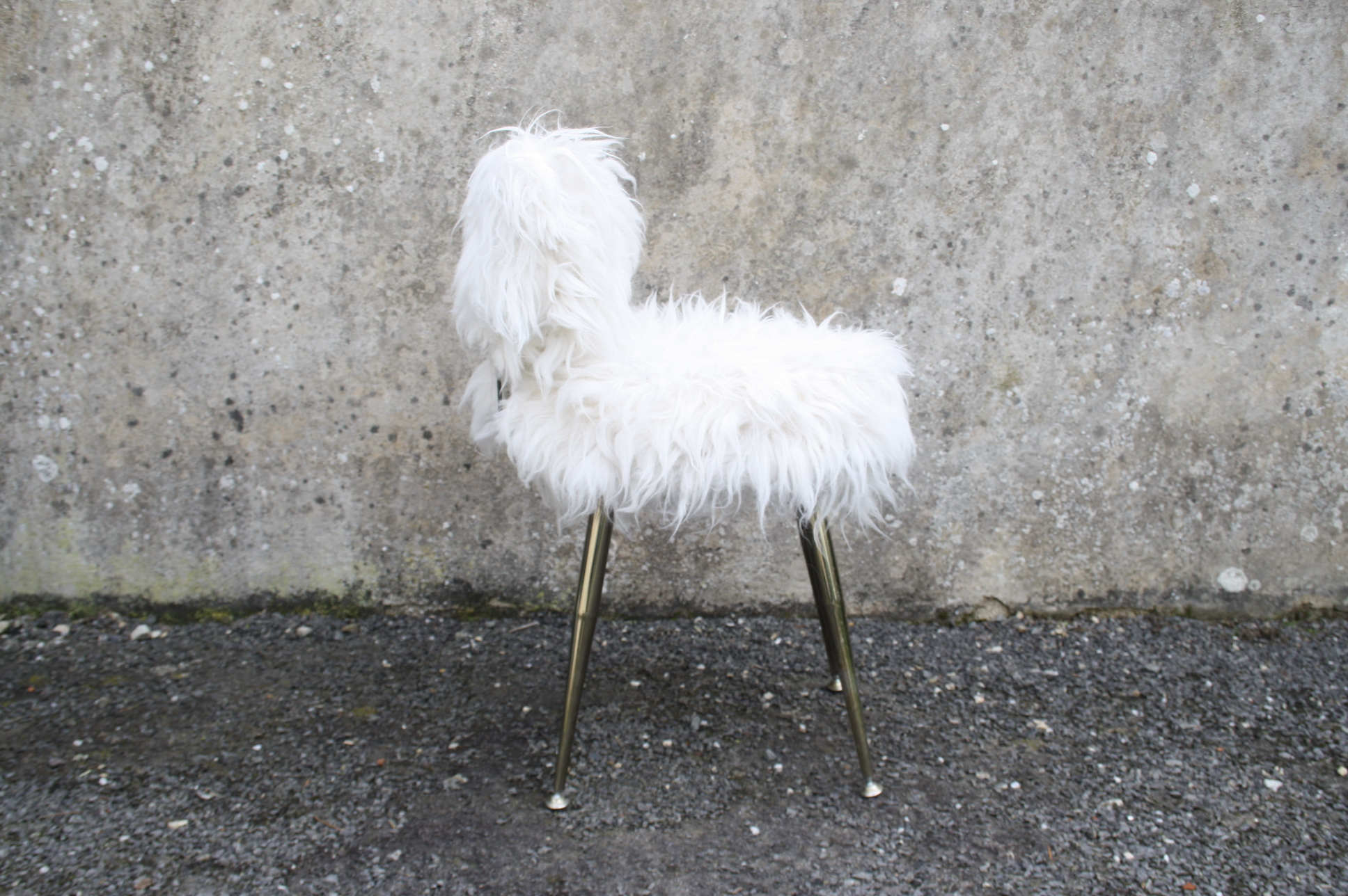 Vintage chair in white moumoute