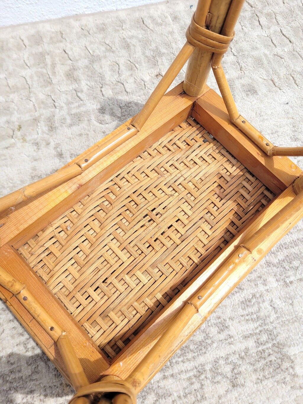 Petite tablette d’appoint en rotin jaune et bleu marine