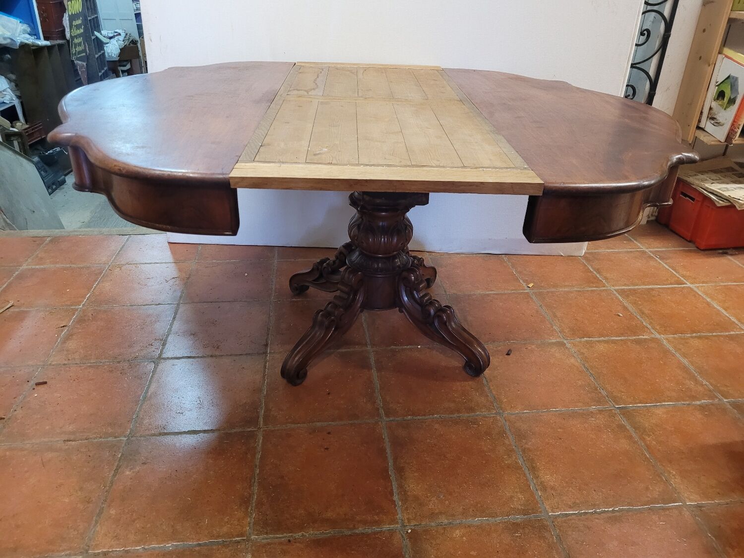 Mahogany gueridon with 1 extension cord