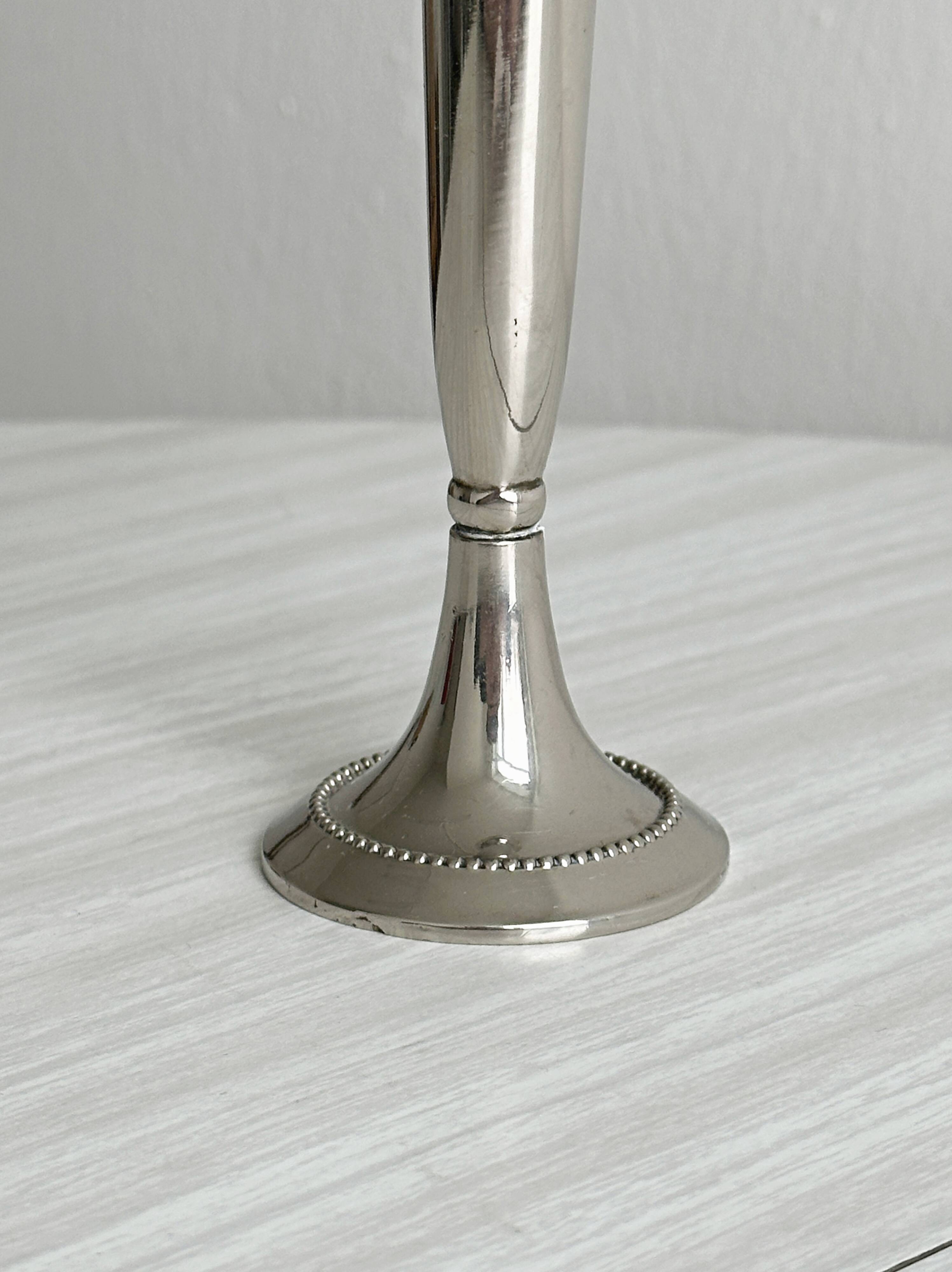 Petit vase soliflore en métal léger